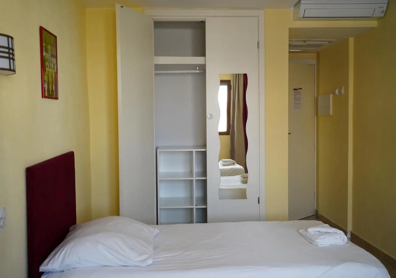 Photo of the whole room, Bed in Das Hostal