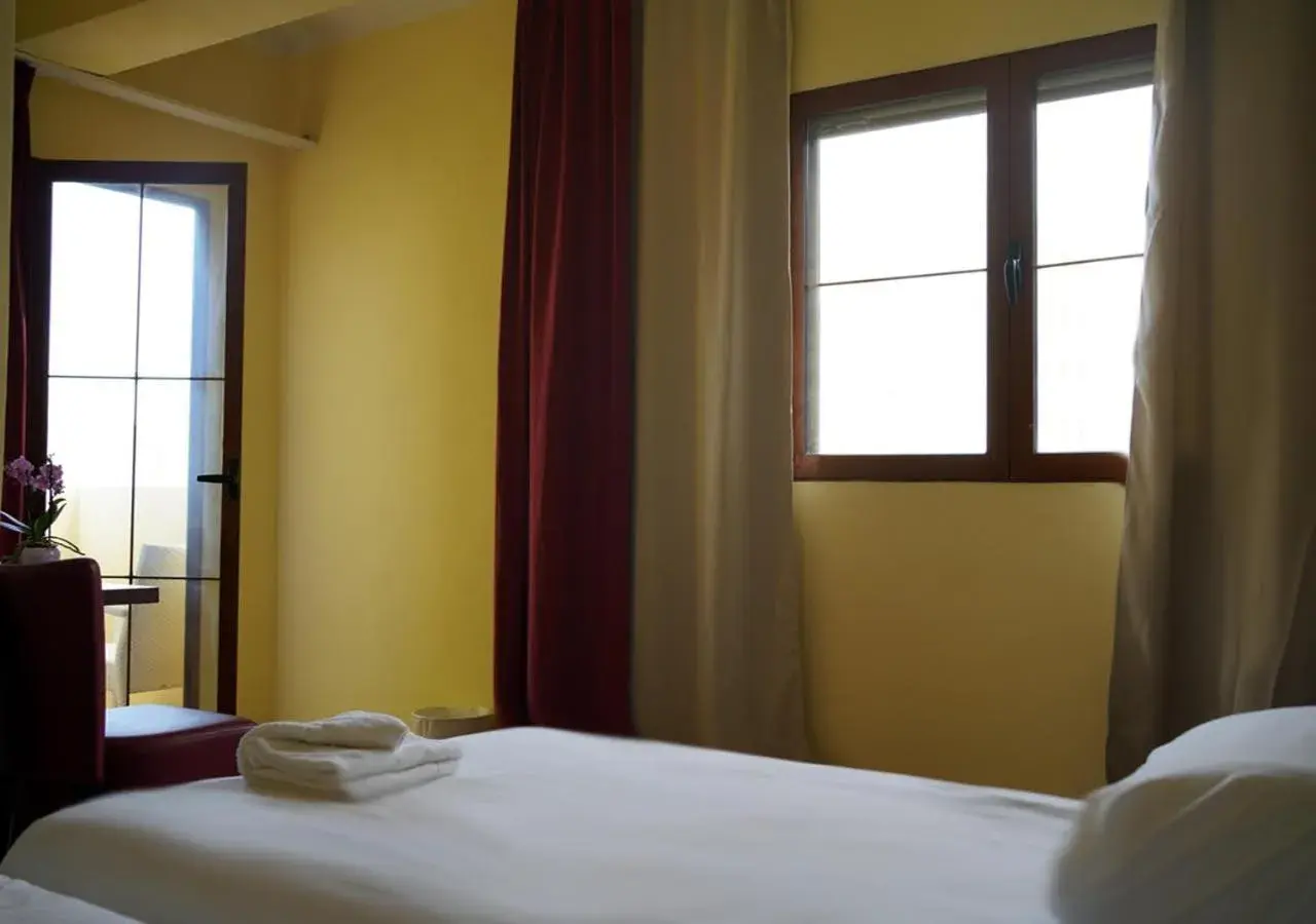 Twin Room with Balcony in Das Hostal Twin Room with Balcony in Das Hostal