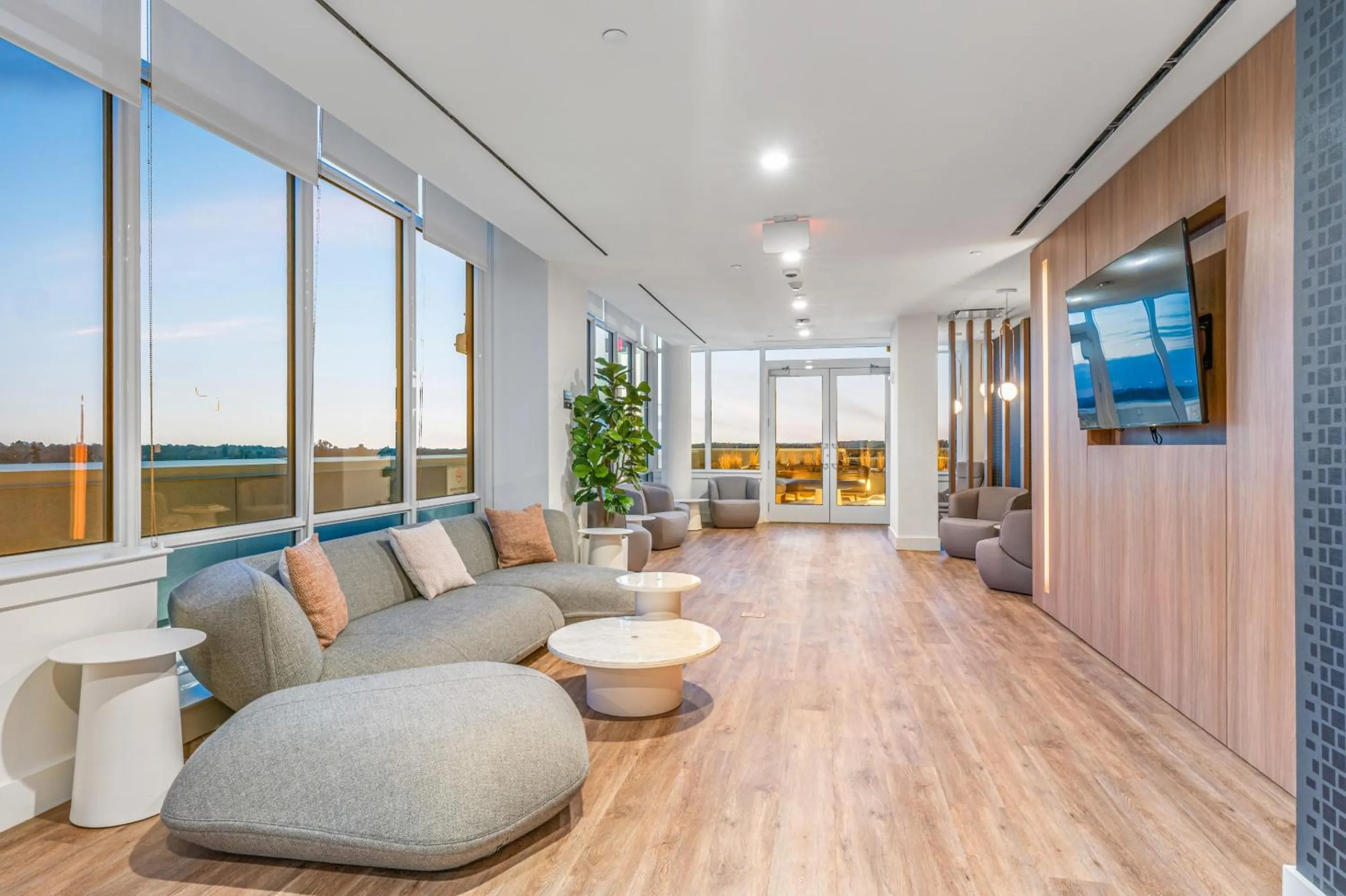 Communal lounge/ TV room in Global Luxury Suites Downtown White Plains