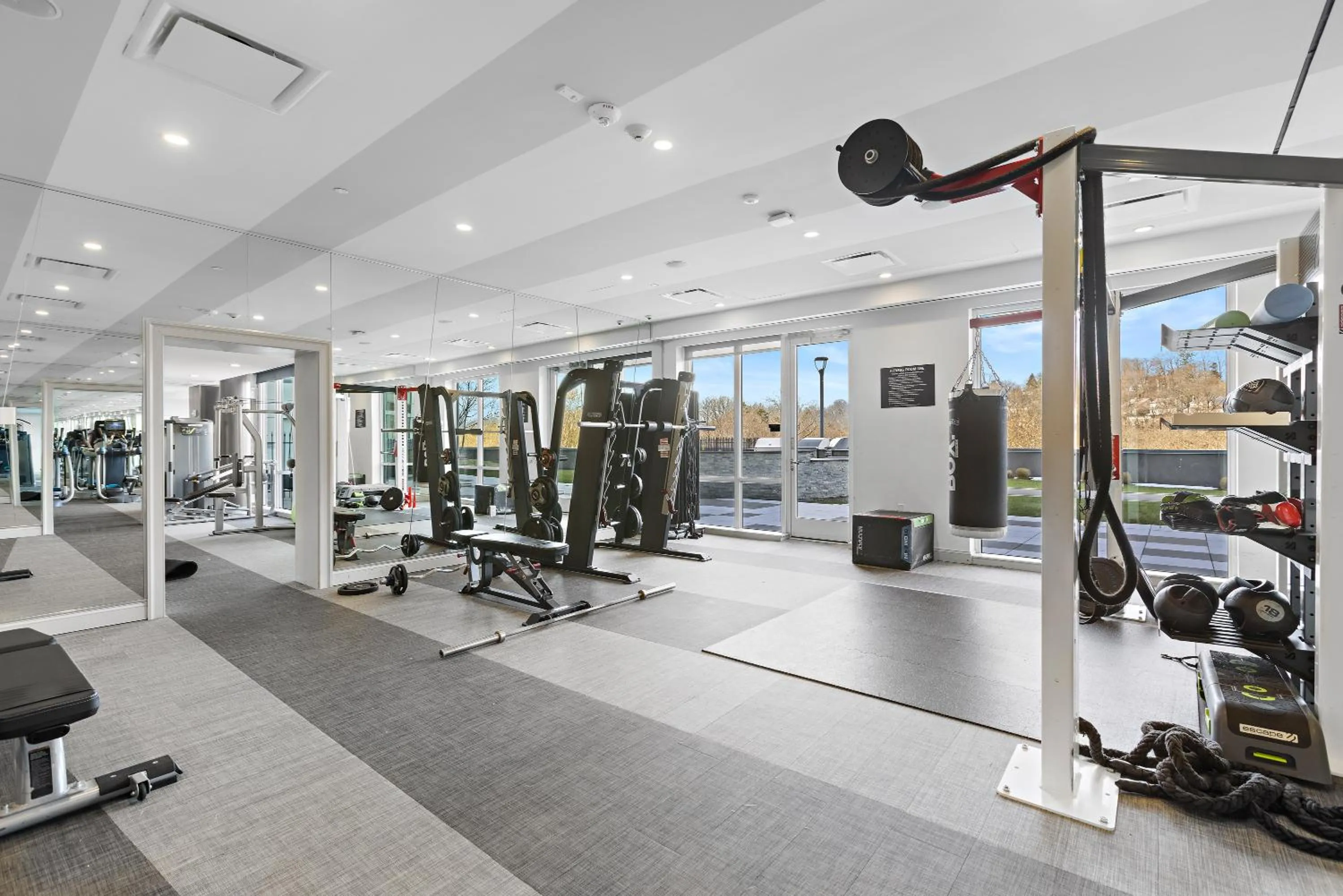 Fitness centre/facilities in Global Luxury Suites Downtown White Plains