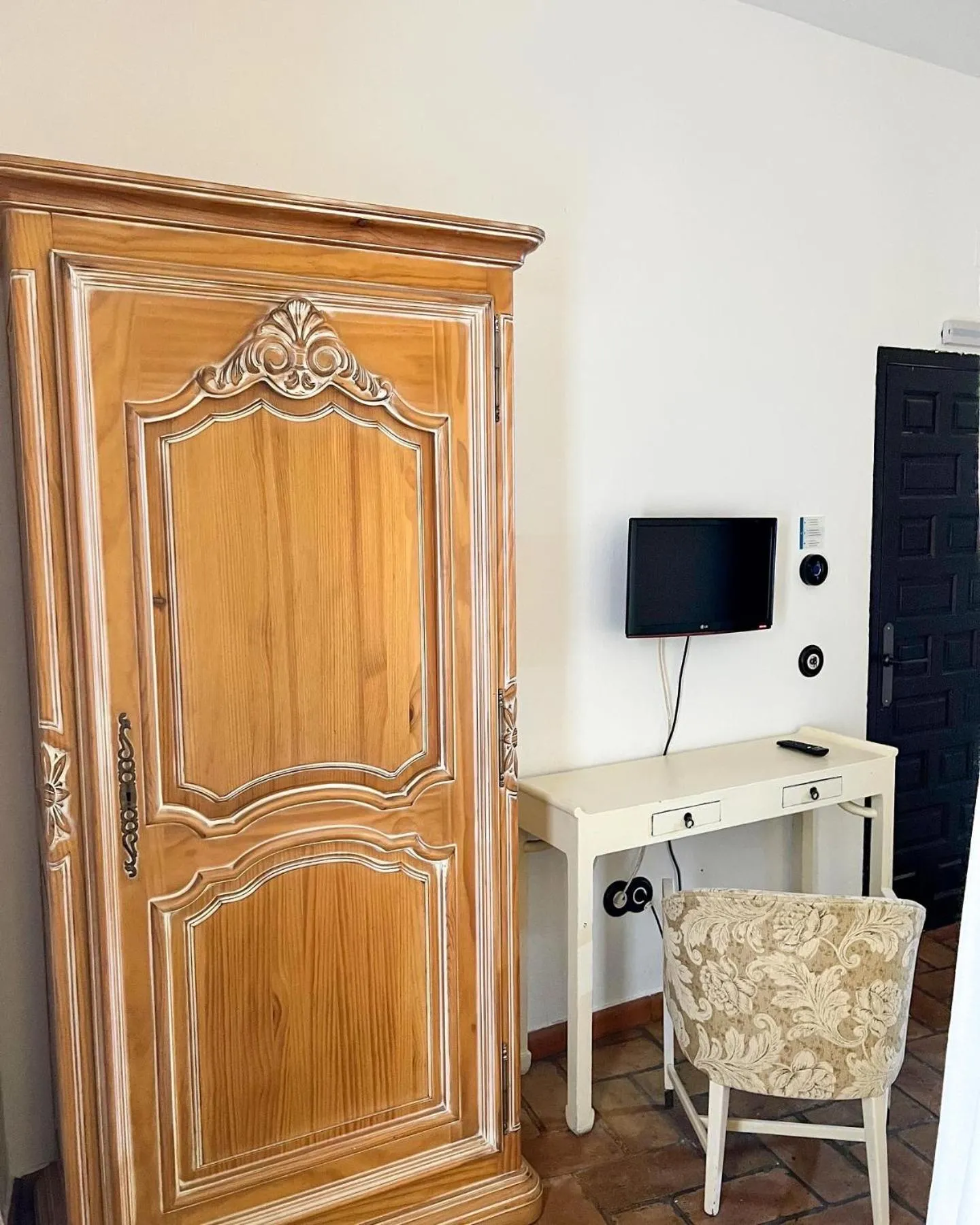 Communal lounge/ TV room in Hostal Servilia