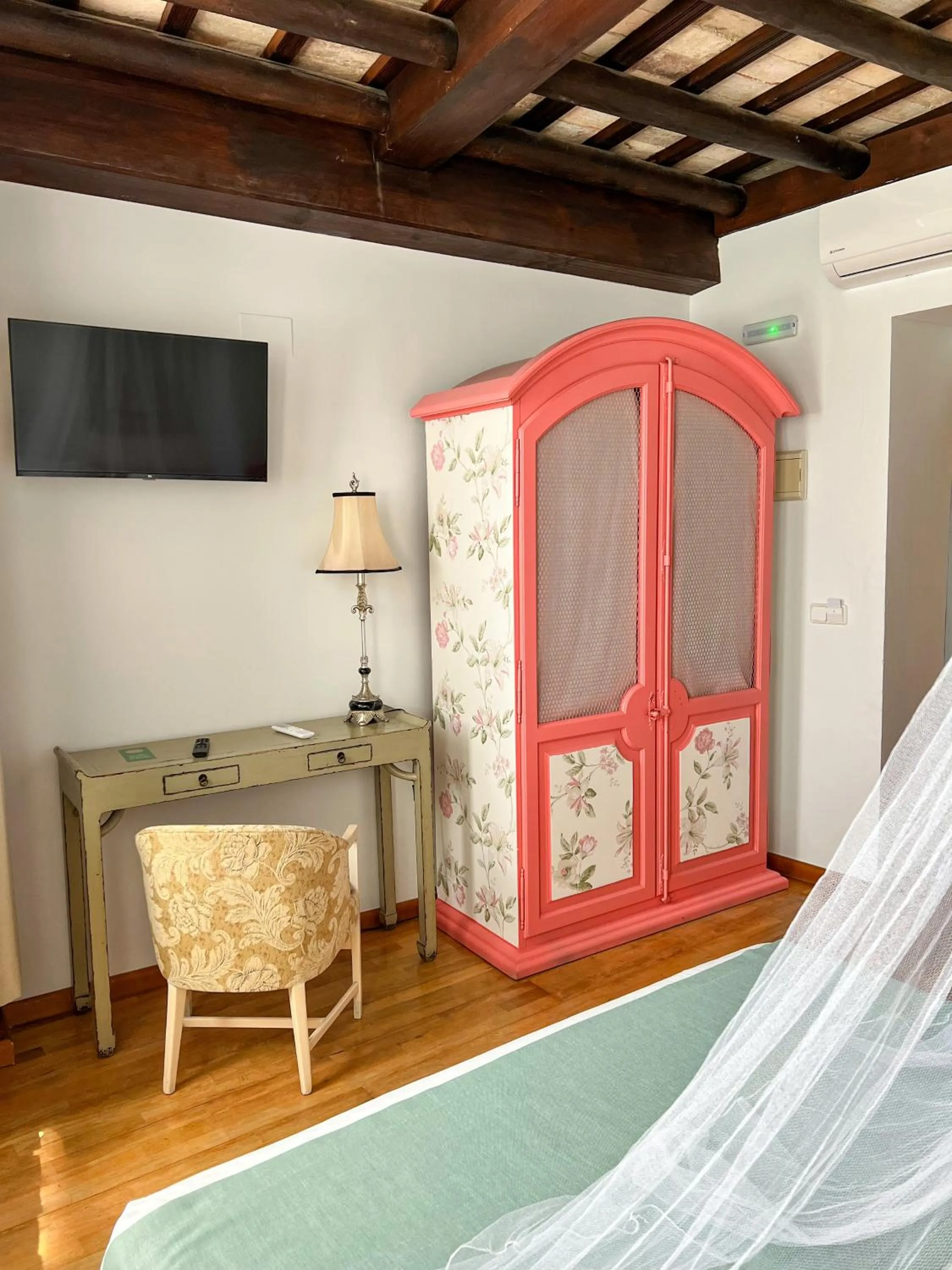 TV and multimedia, Bed in Hostal Servilia