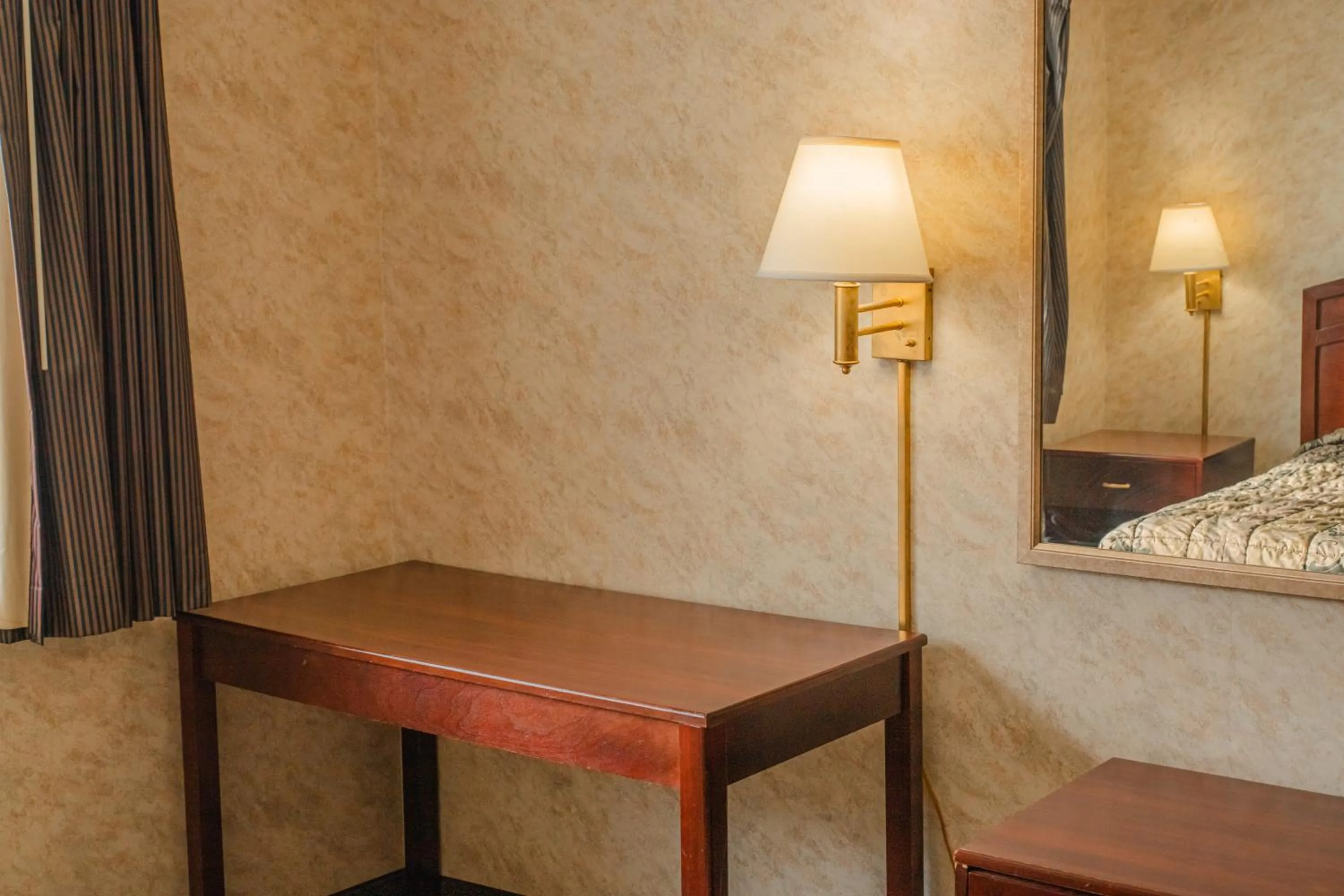 hair dresser, Bed in Colfax Inn By Marifah