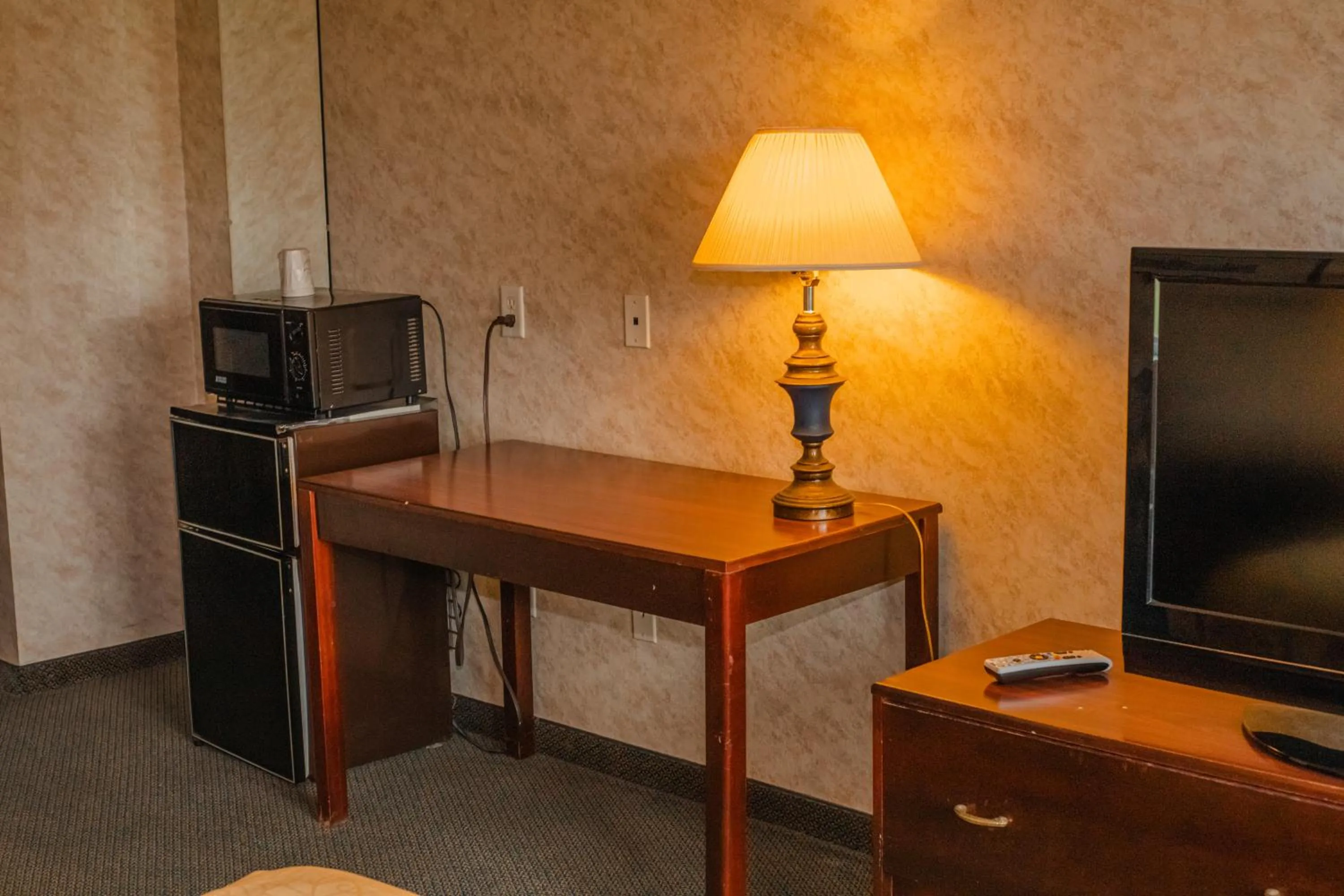 Communal lounge/ TV room in Colfax Inn By Marifah