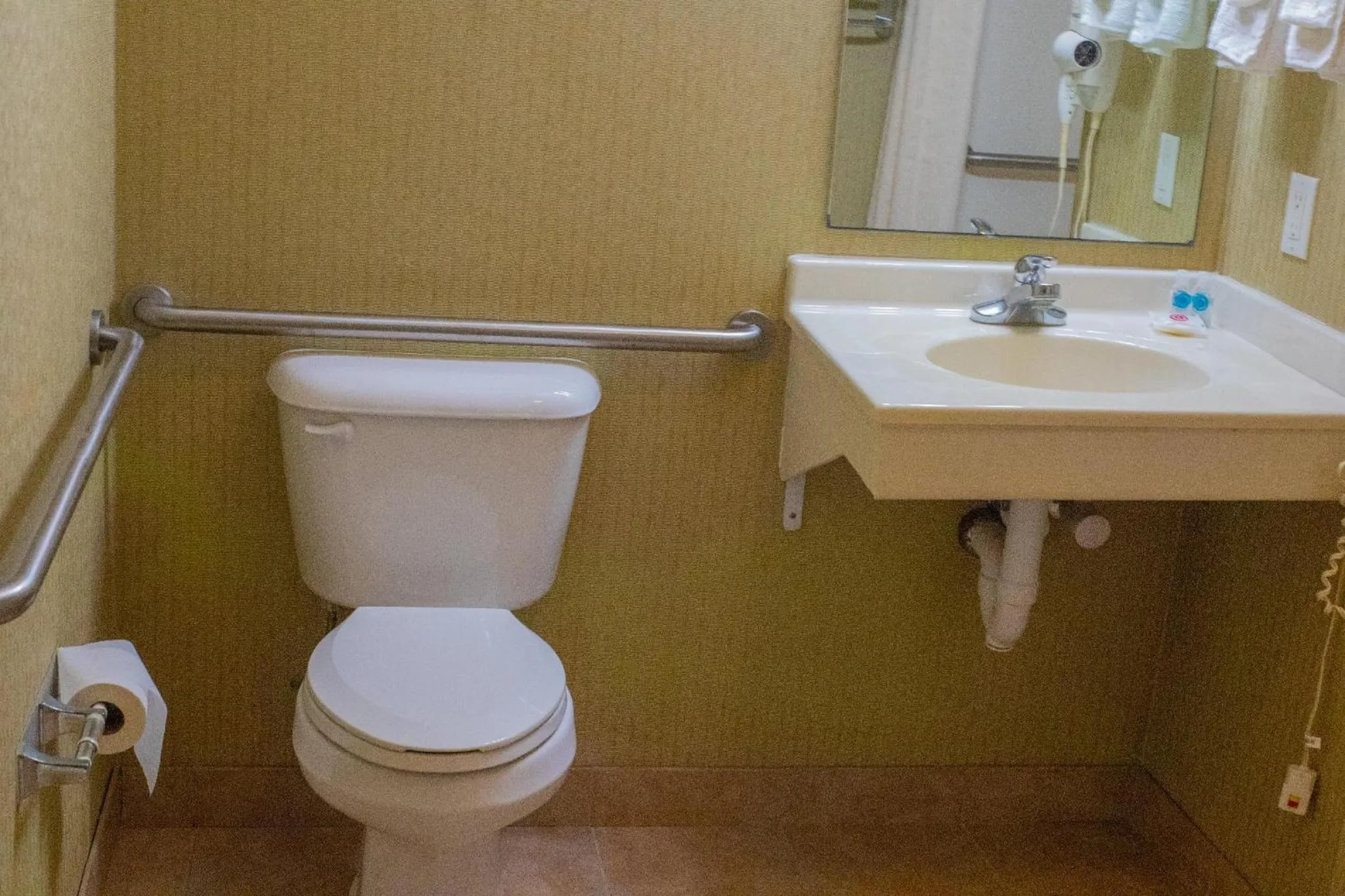 Toilet in Colfax Inn By Marifah