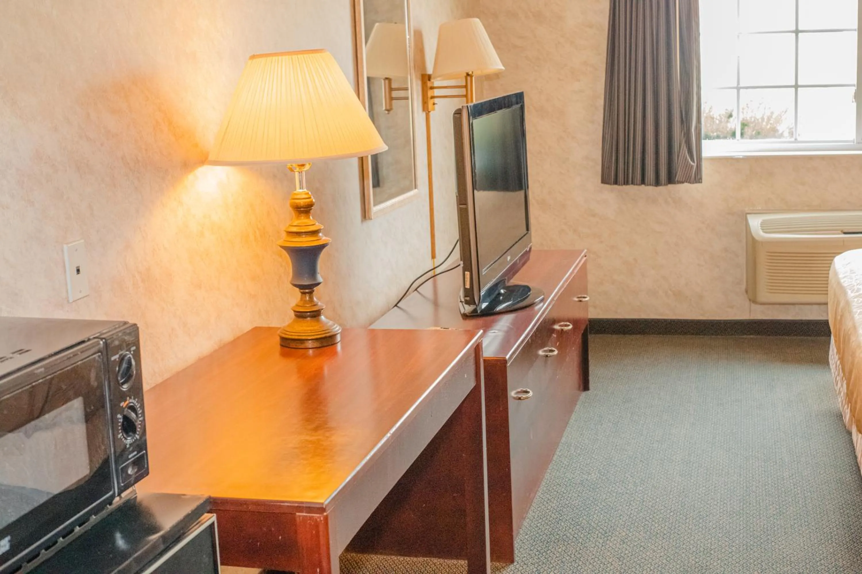 TV and multimedia, Bed in Colfax Inn By Marifah