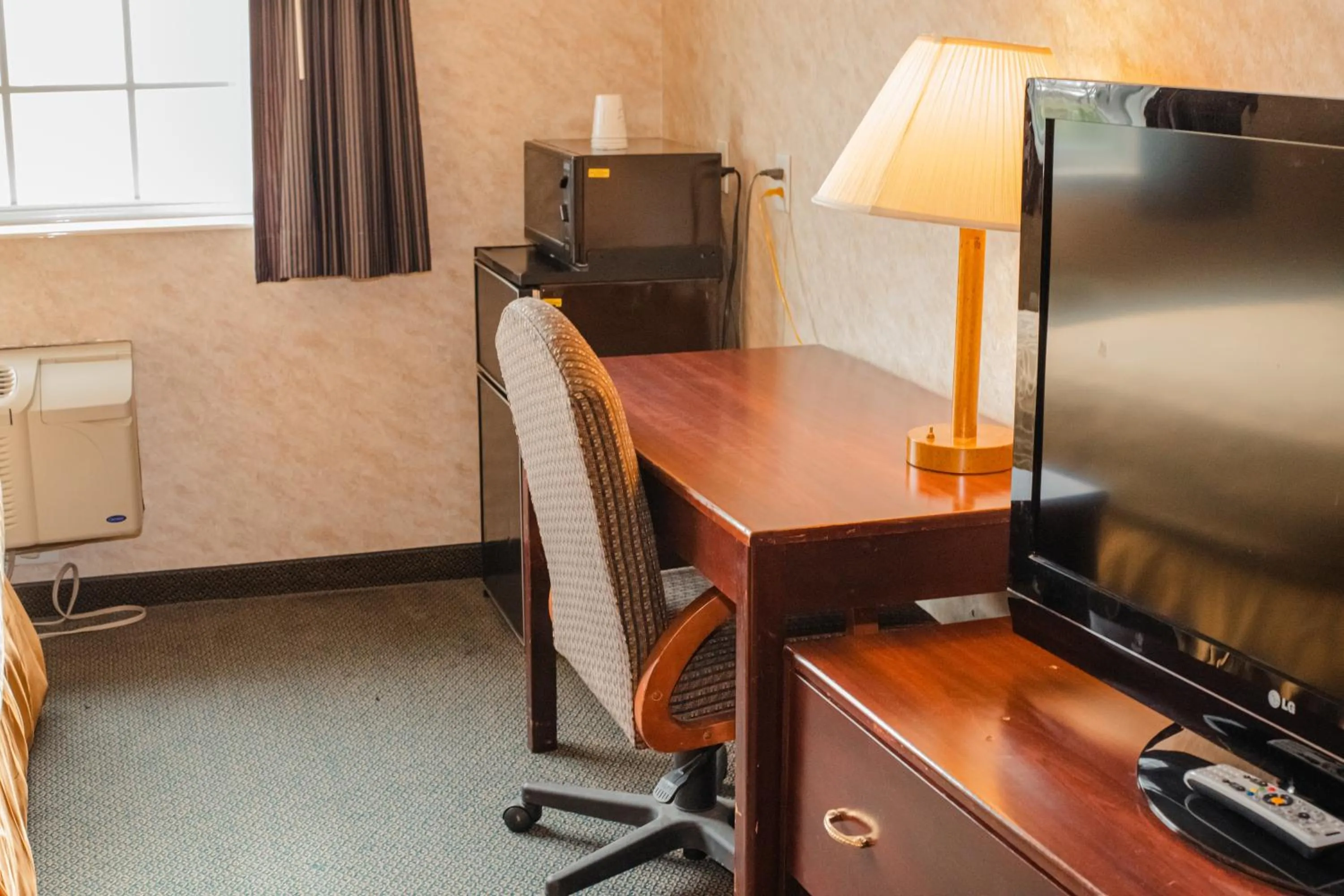 TV and multimedia in Colfax Inn By Marifah