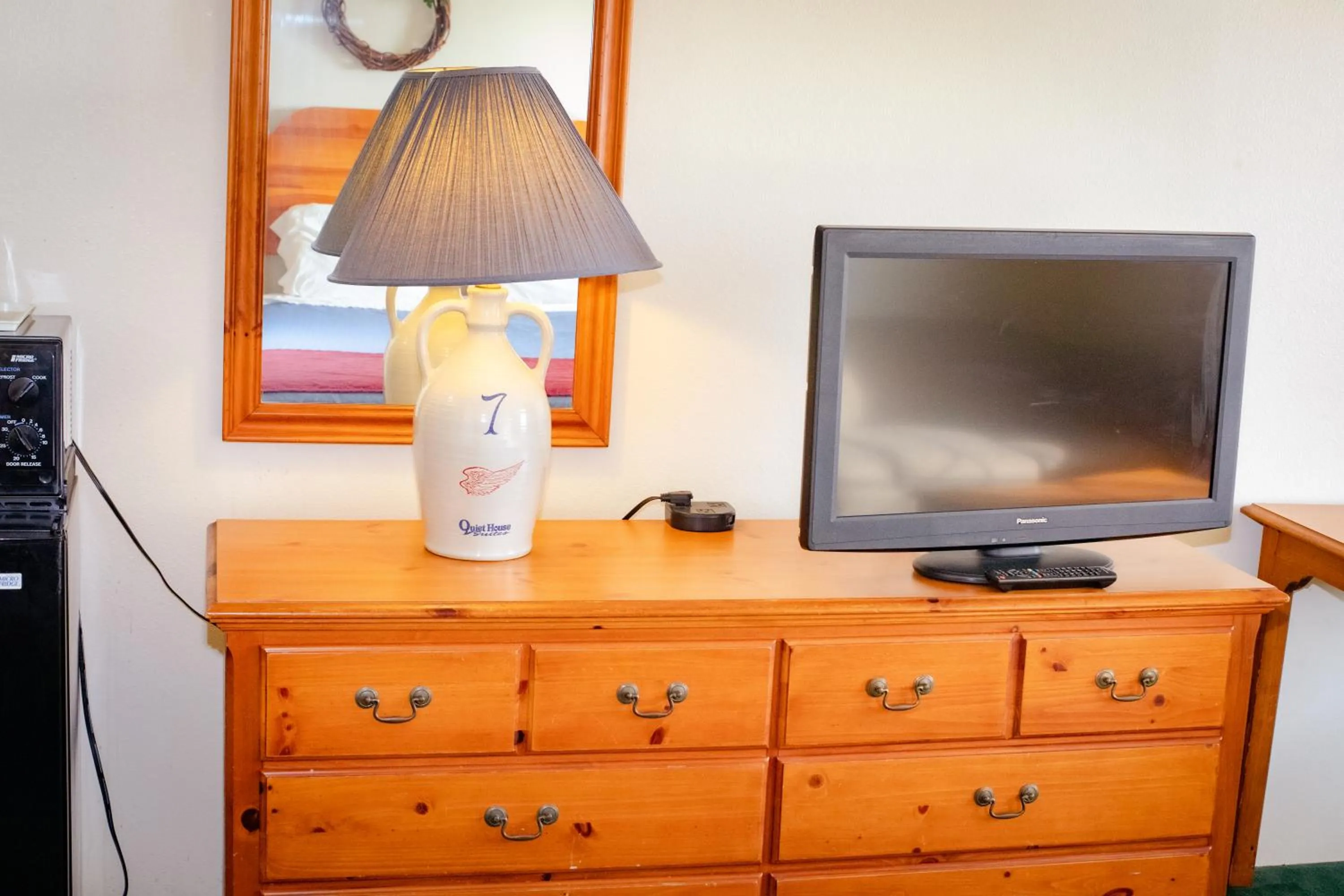 TV and multimedia, TV/Entertainment Center in Cozy House Inn by Marifah