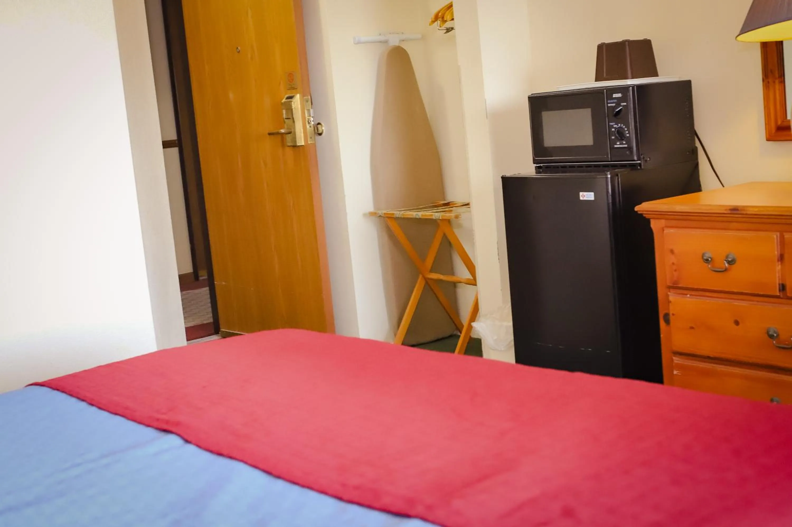 Bed, TV/Entertainment Center in Cozy House Inn by Marifah