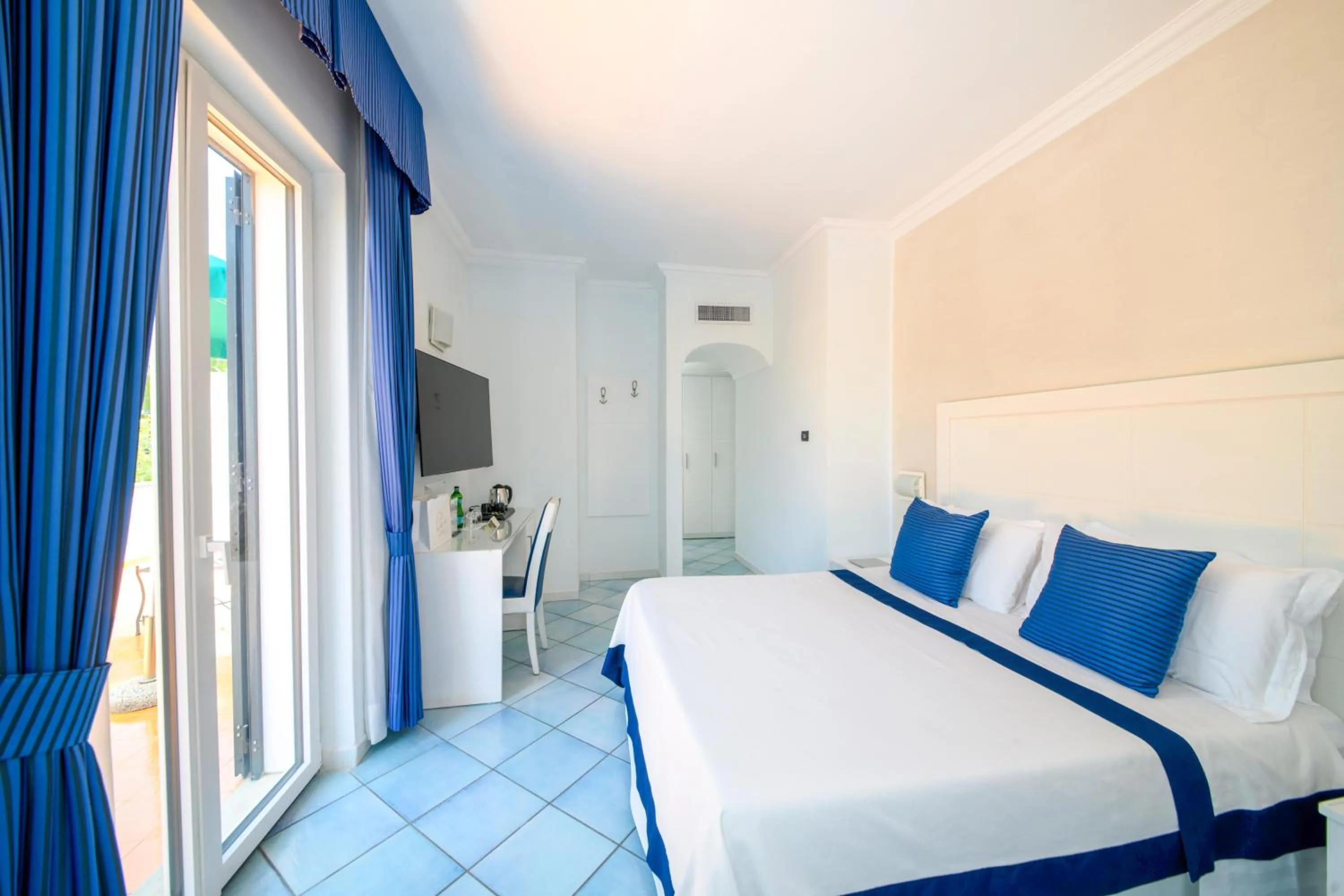 Photo of the whole room, Bed in Hotel Villa Durrueli Resort & Spa