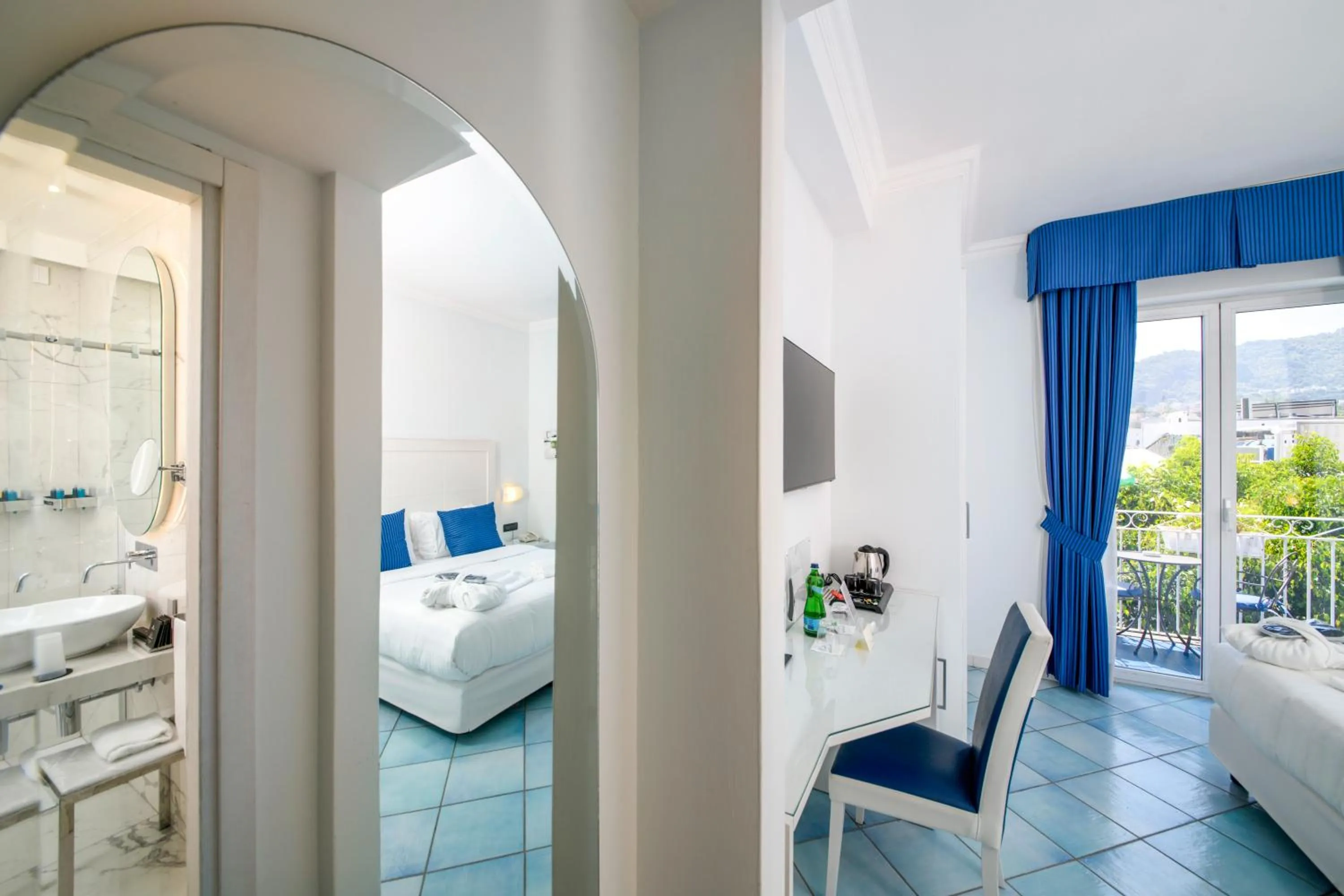 Photo of the whole room, Bed in Hotel Villa Durrueli Resort & Spa