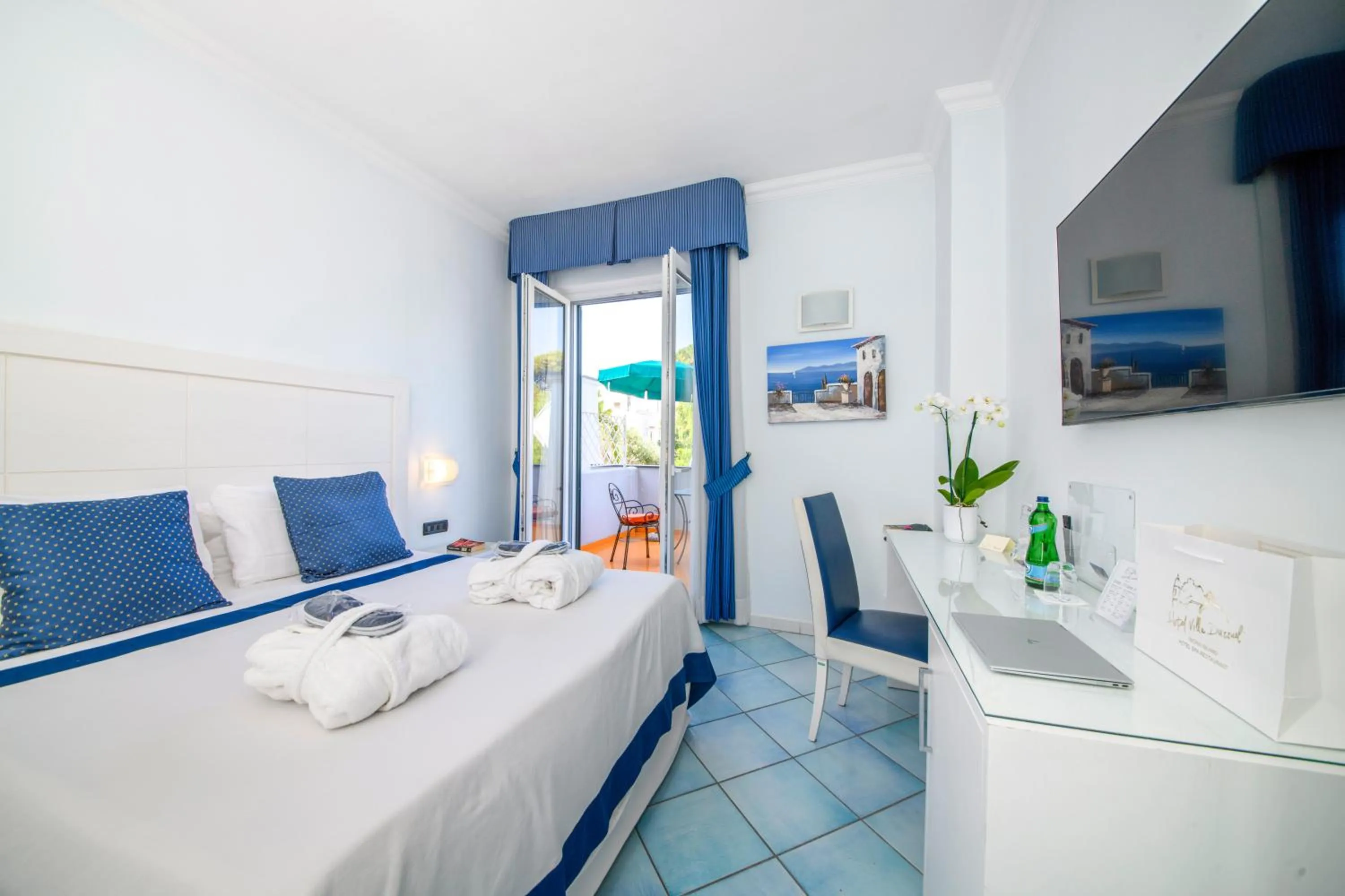 Balcony/Terrace, Bed in Hotel Villa Durrueli Resort & Spa