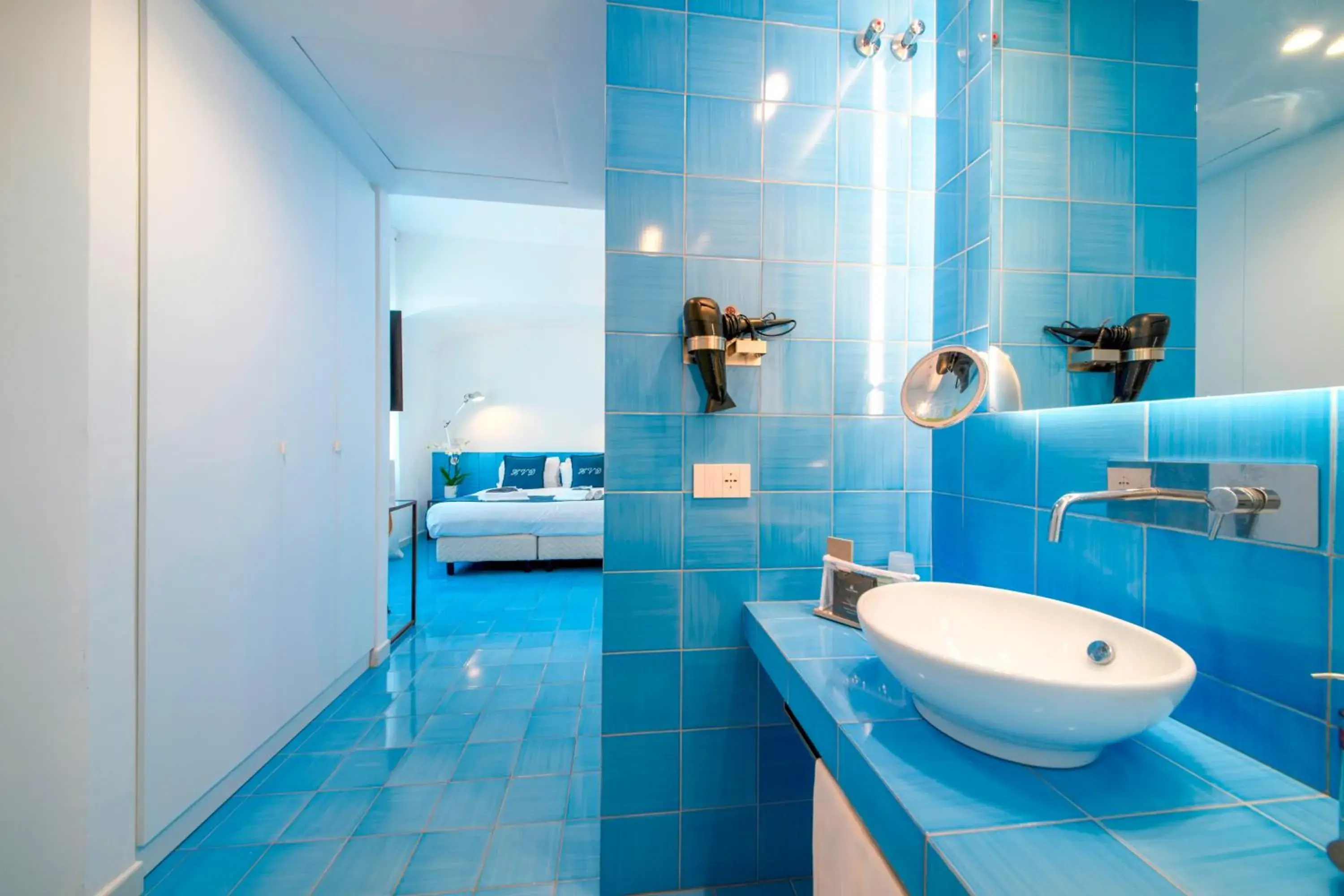 Bathroom, Bed in Hotel Villa Durrueli Resort & Spa Bathroom, Bed in Hotel Villa Durrueli Resort & Spa