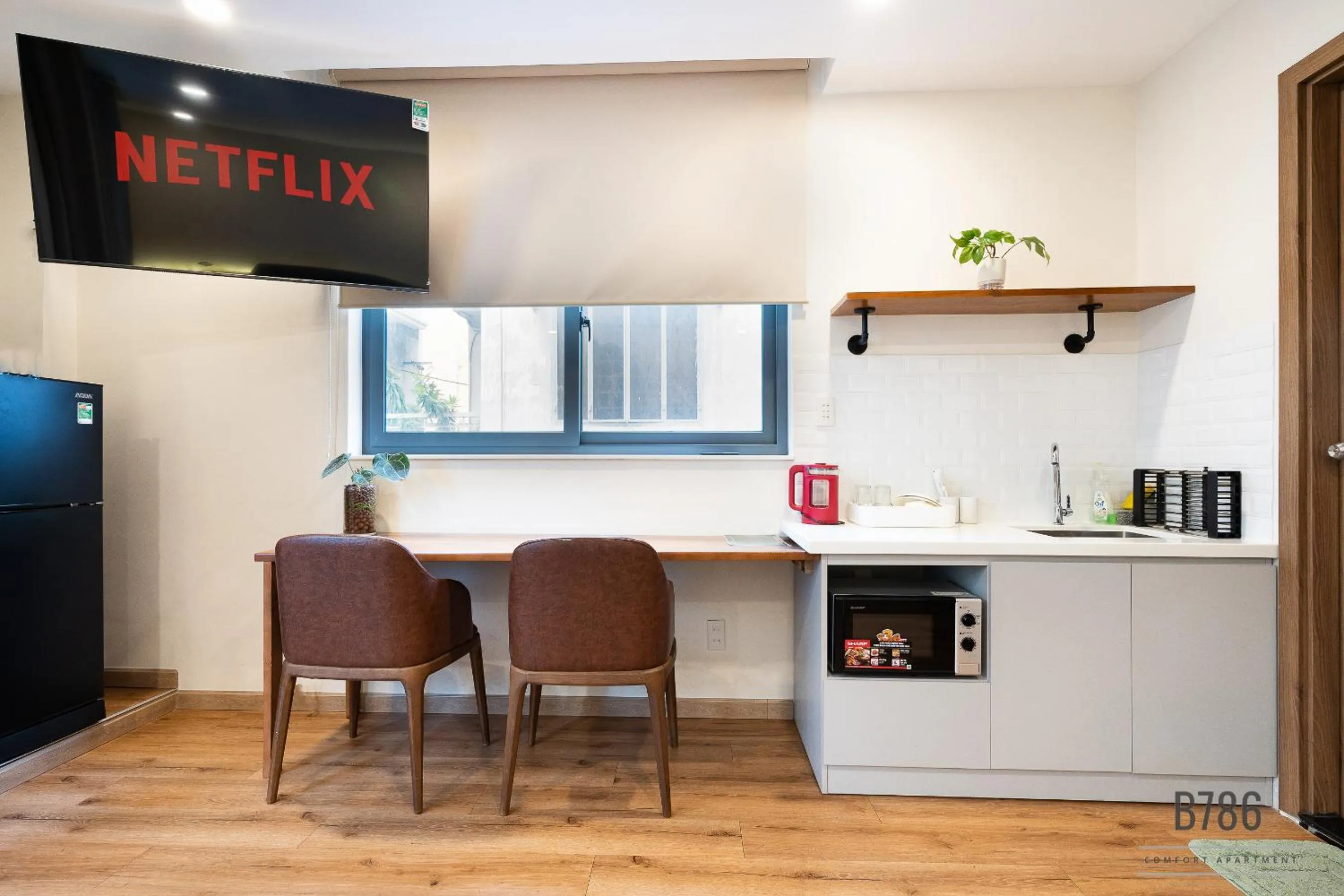 TV and multimedia in B786 Airport Apartment