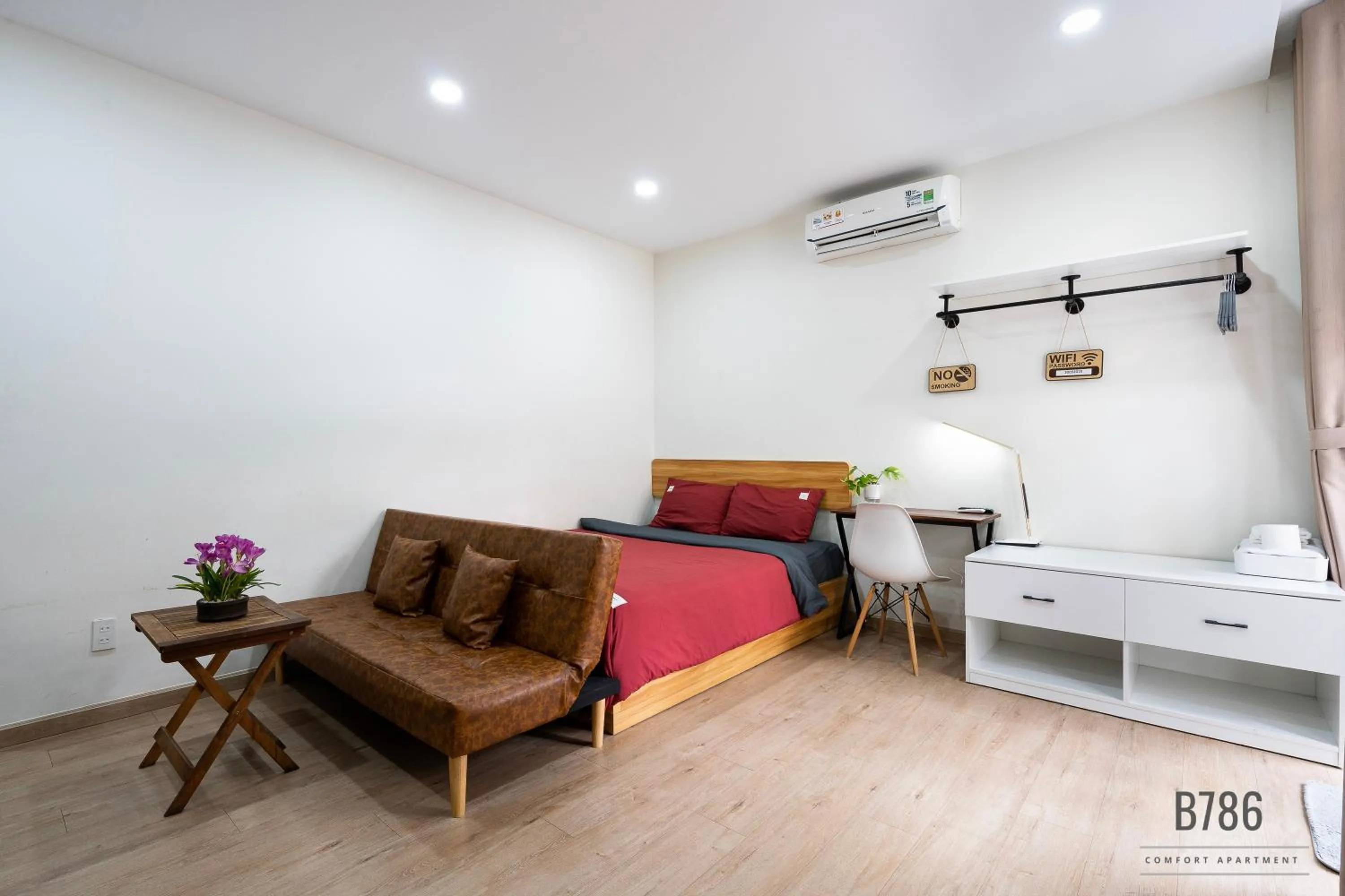 B786 Airport Apartment