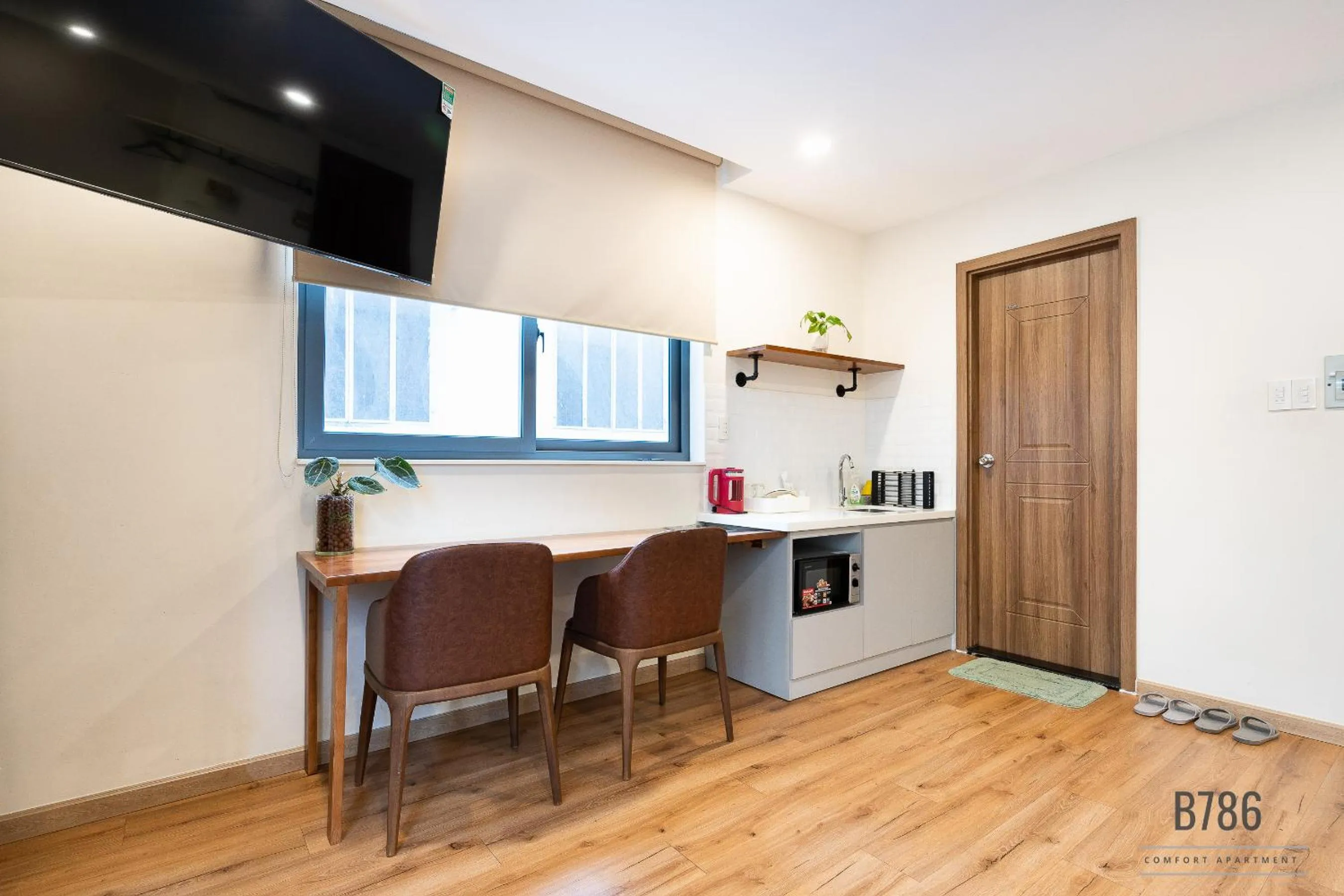 TV and multimedia in B786 Airport Apartment