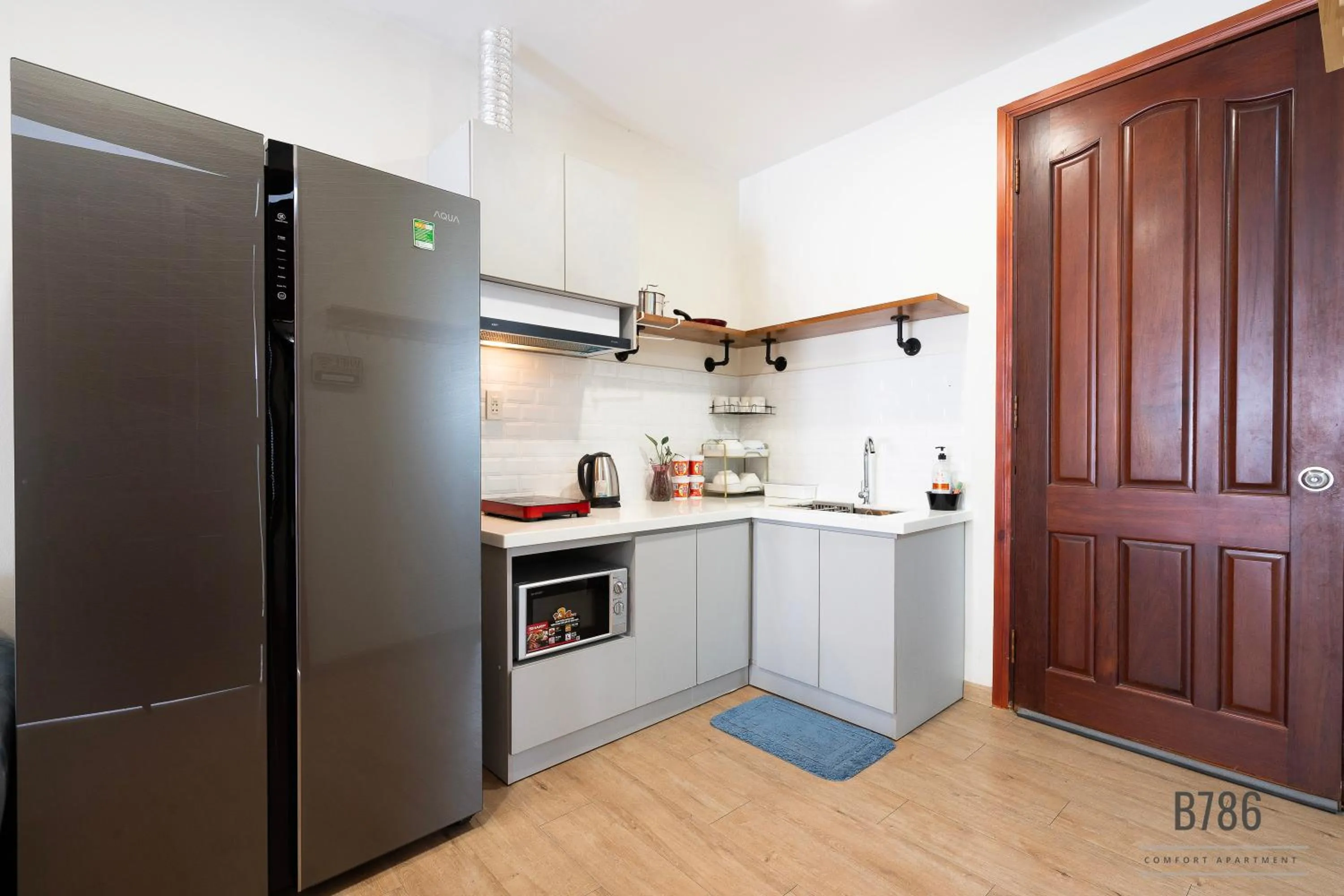 B786 Airport Apartment