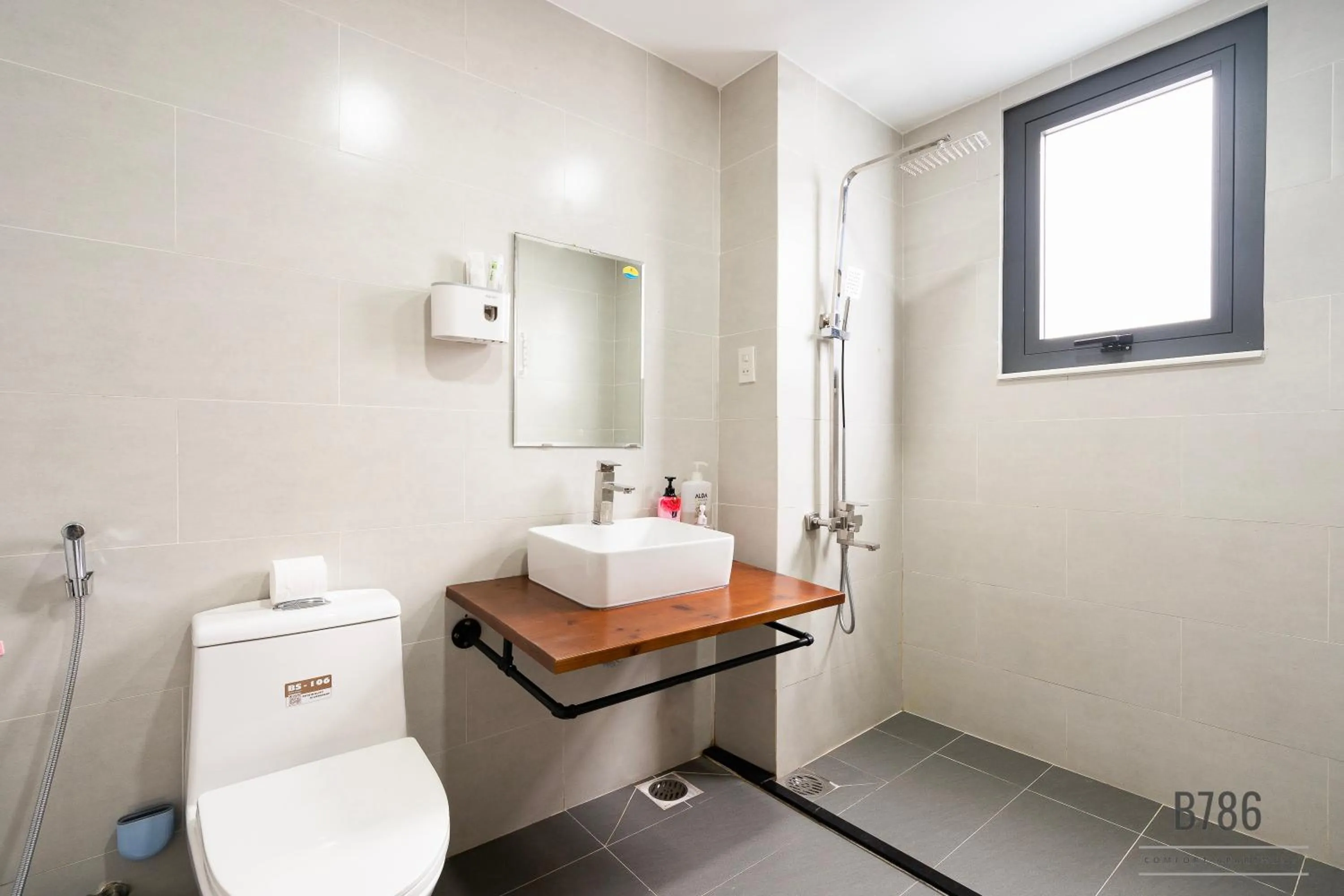 B786 Airport Apartment