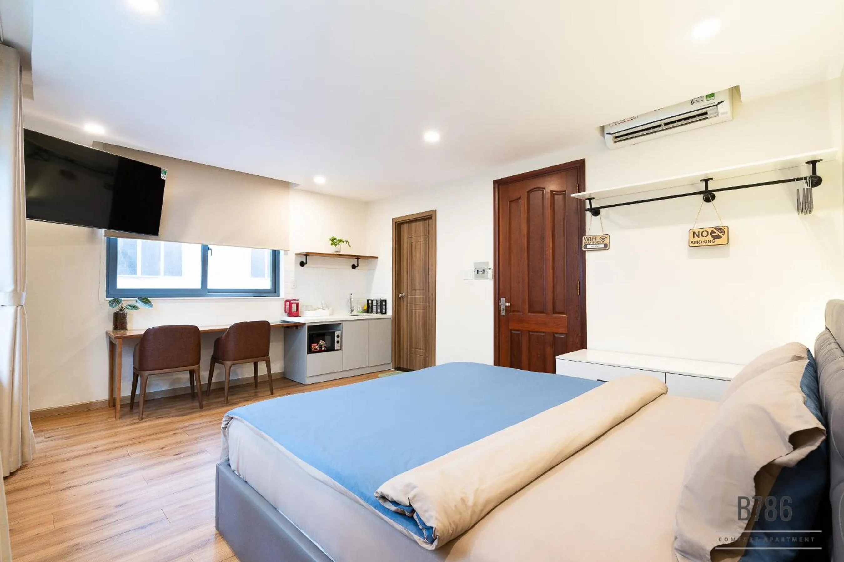 TV and multimedia, Bed in B786 Airport Apartment