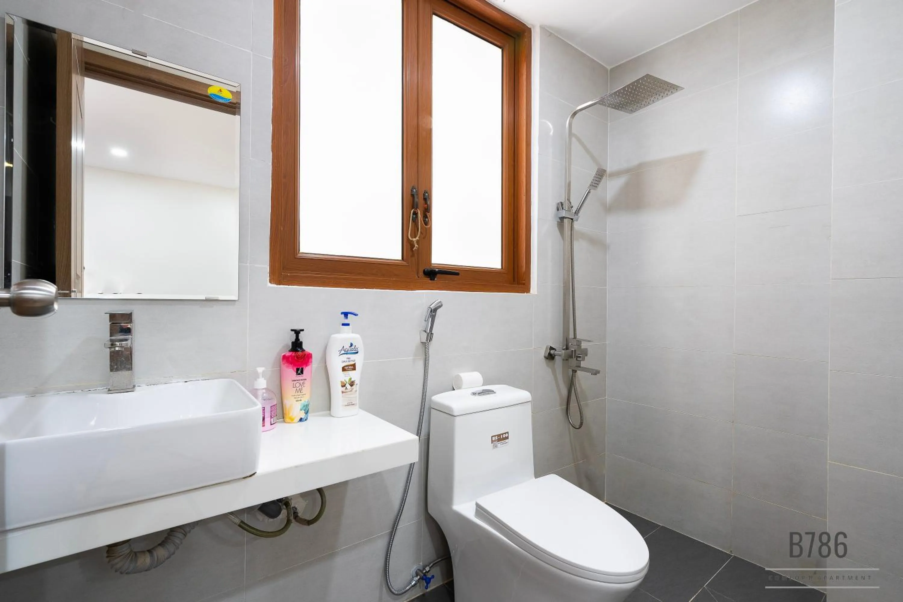 B786 Airport Apartment