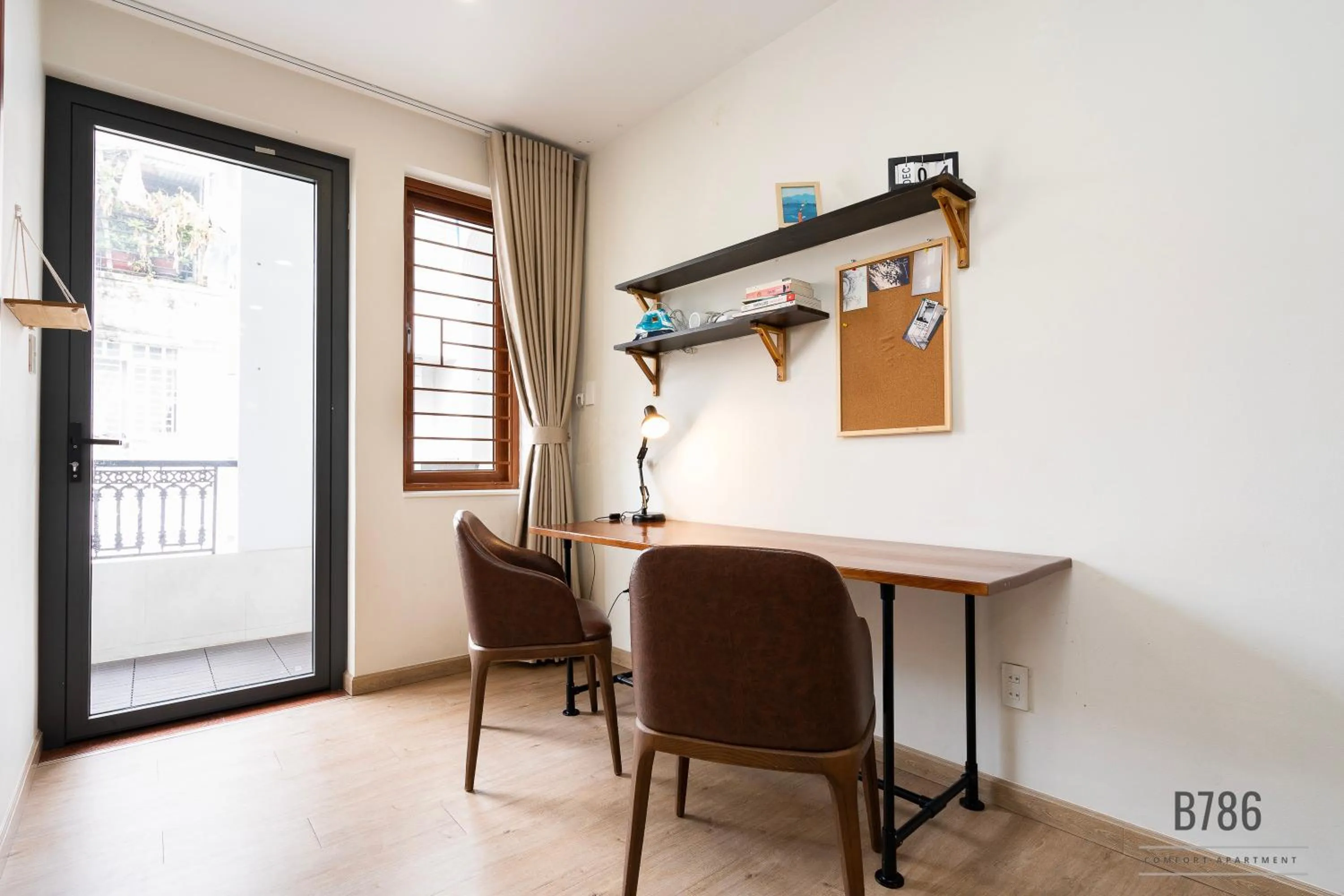 B786 Airport Apartment