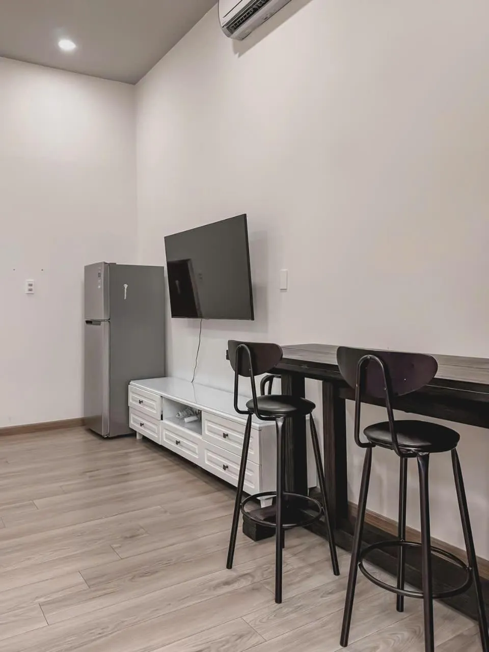 B786 Airport Apartment