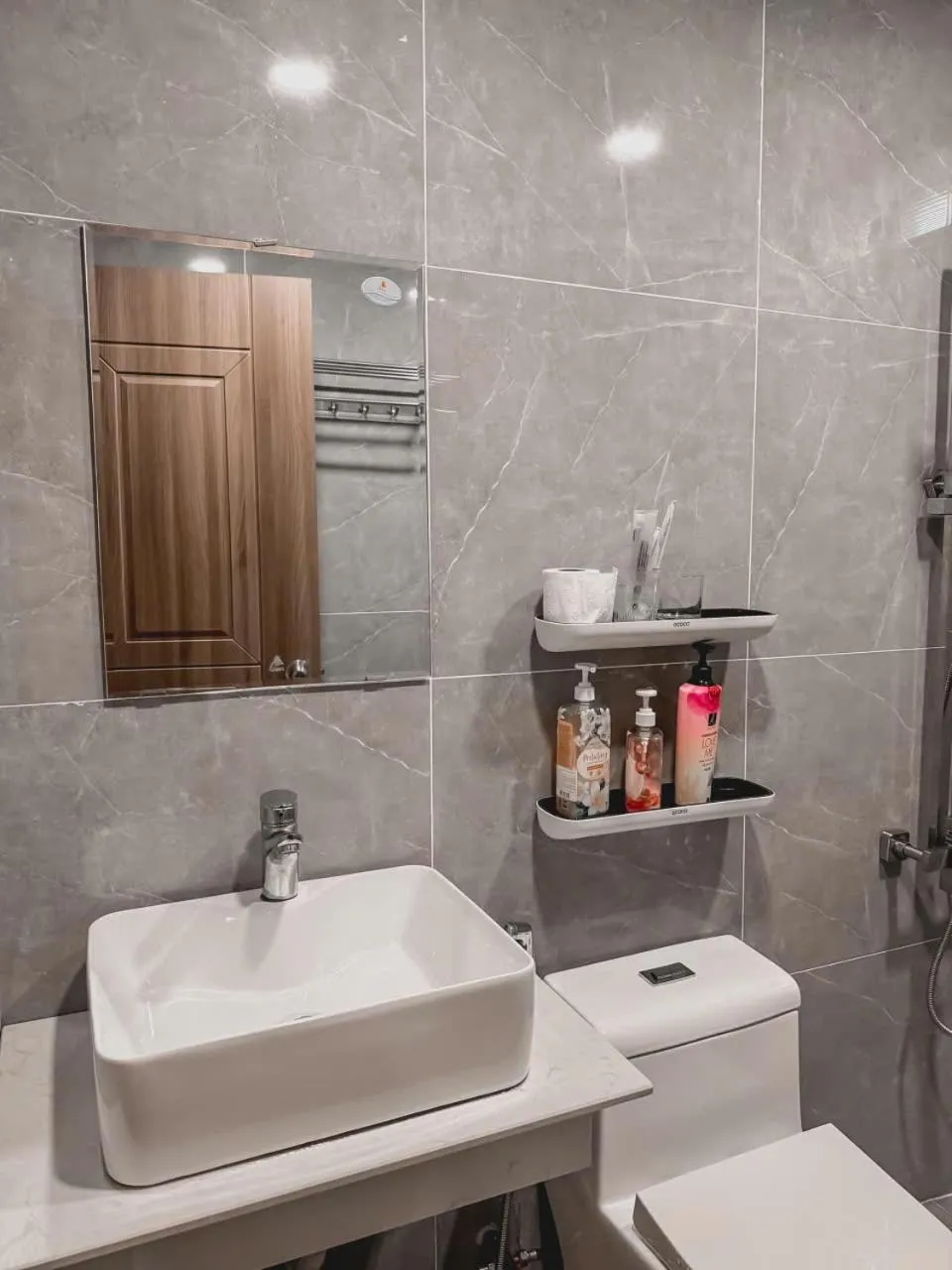 B786 Airport Apartment