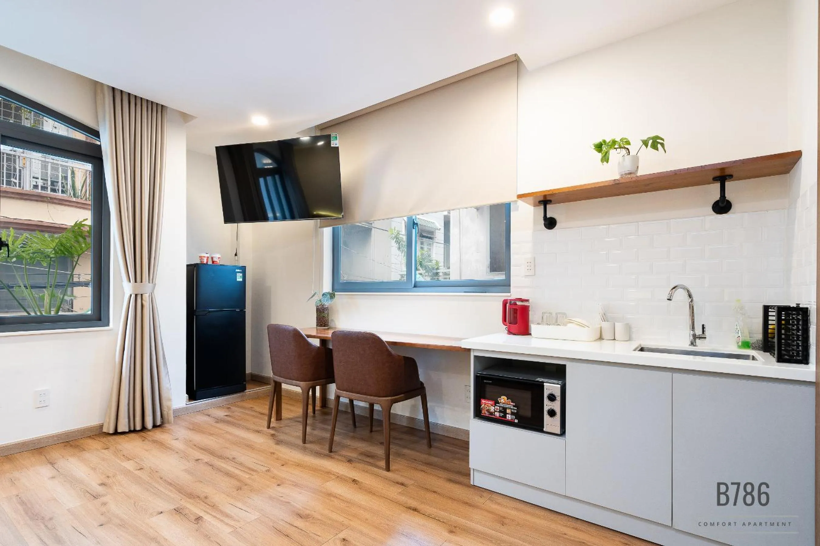 TV and multimedia in B786 Airport Apartment