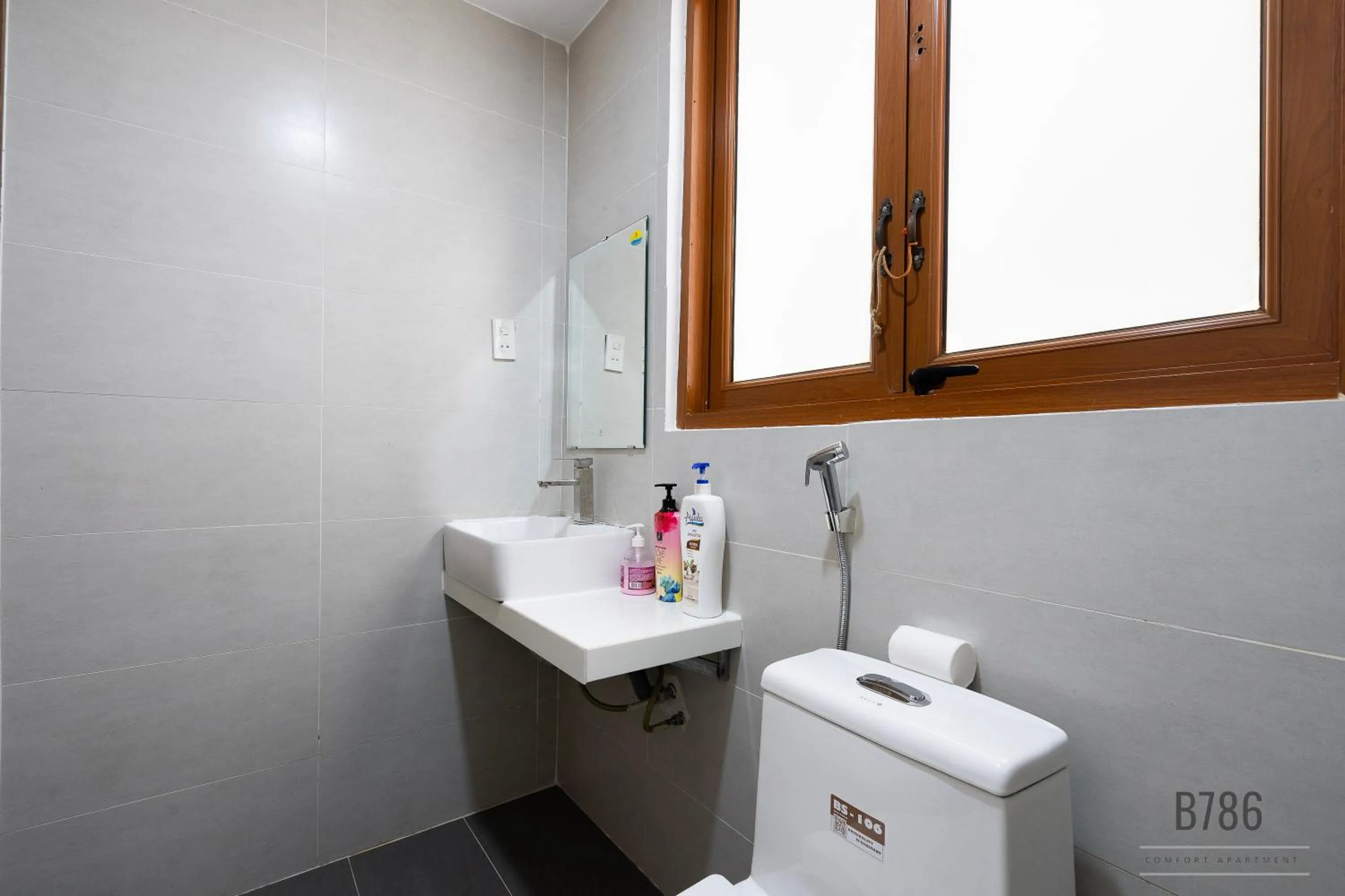 B786 Airport Apartment