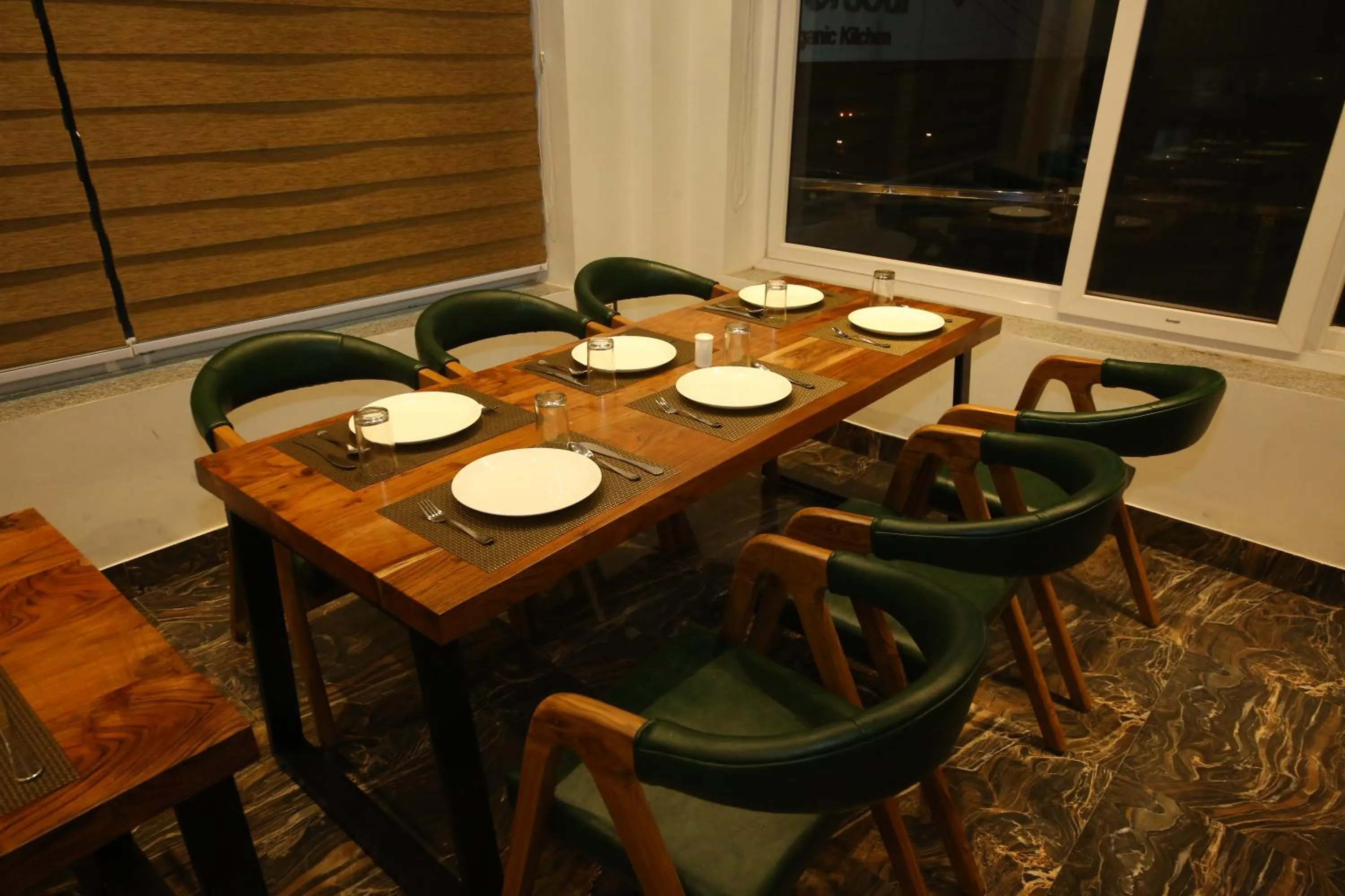 Restaurant/places to eat in Hotel Dream Inn