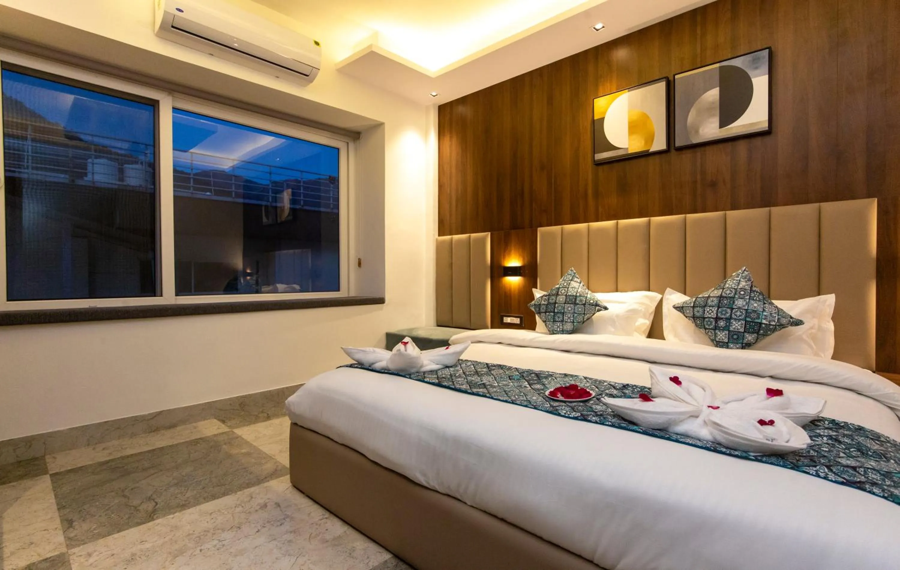 Quiet street view, Bed in Hotel Dream Inn