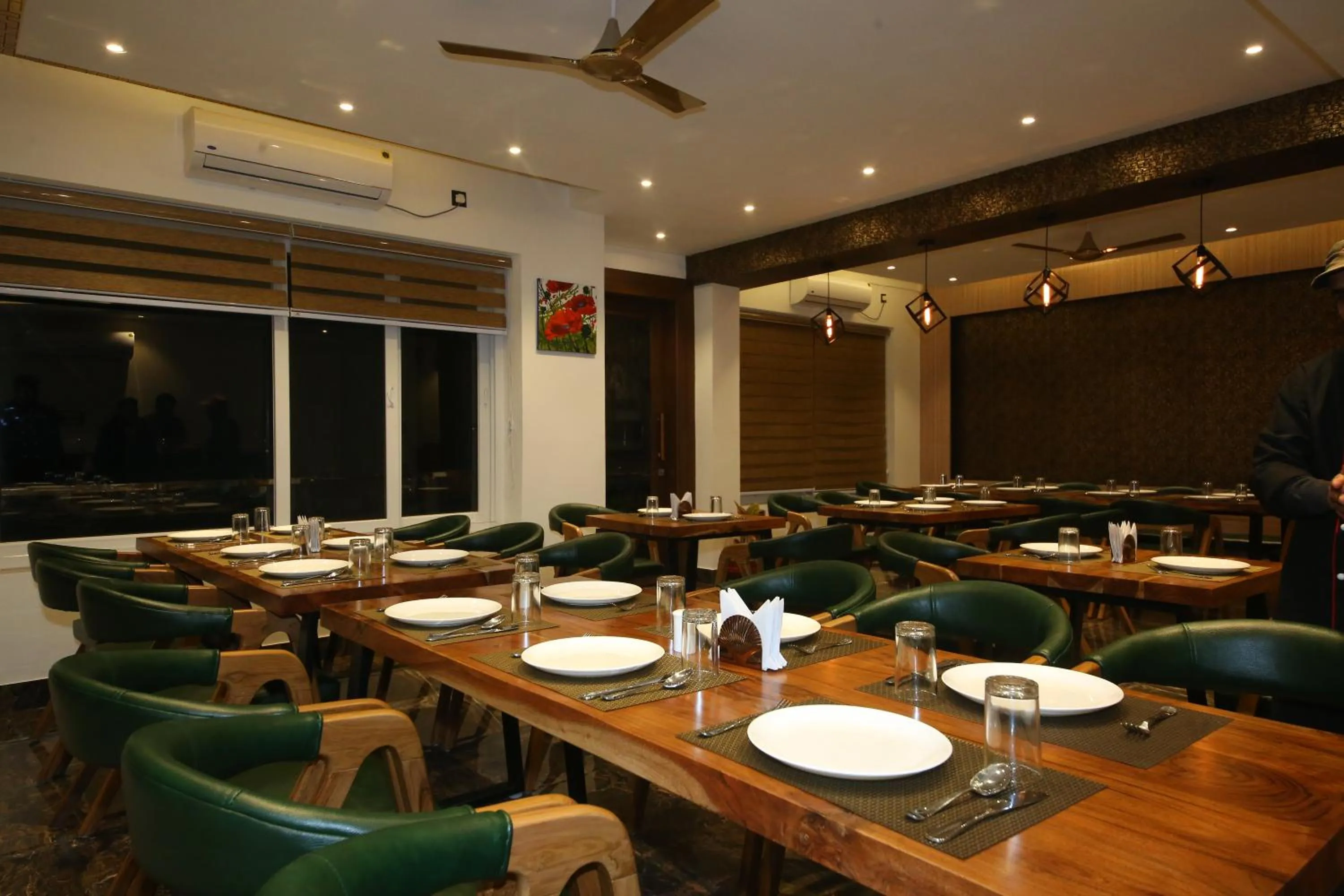 Restaurant/places to eat in Hotel Dream Inn