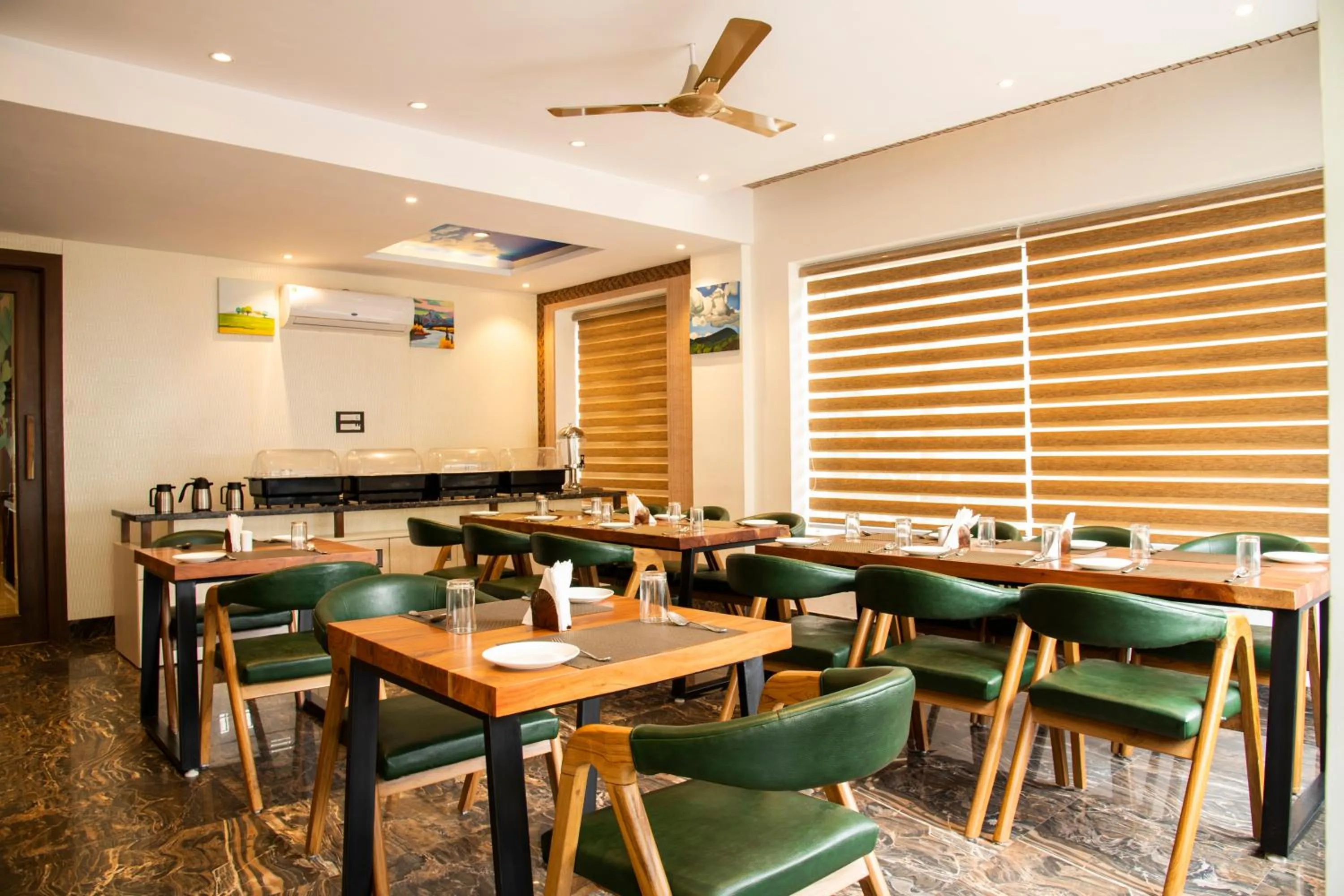 Restaurant/places to eat in Hotel Dream Inn