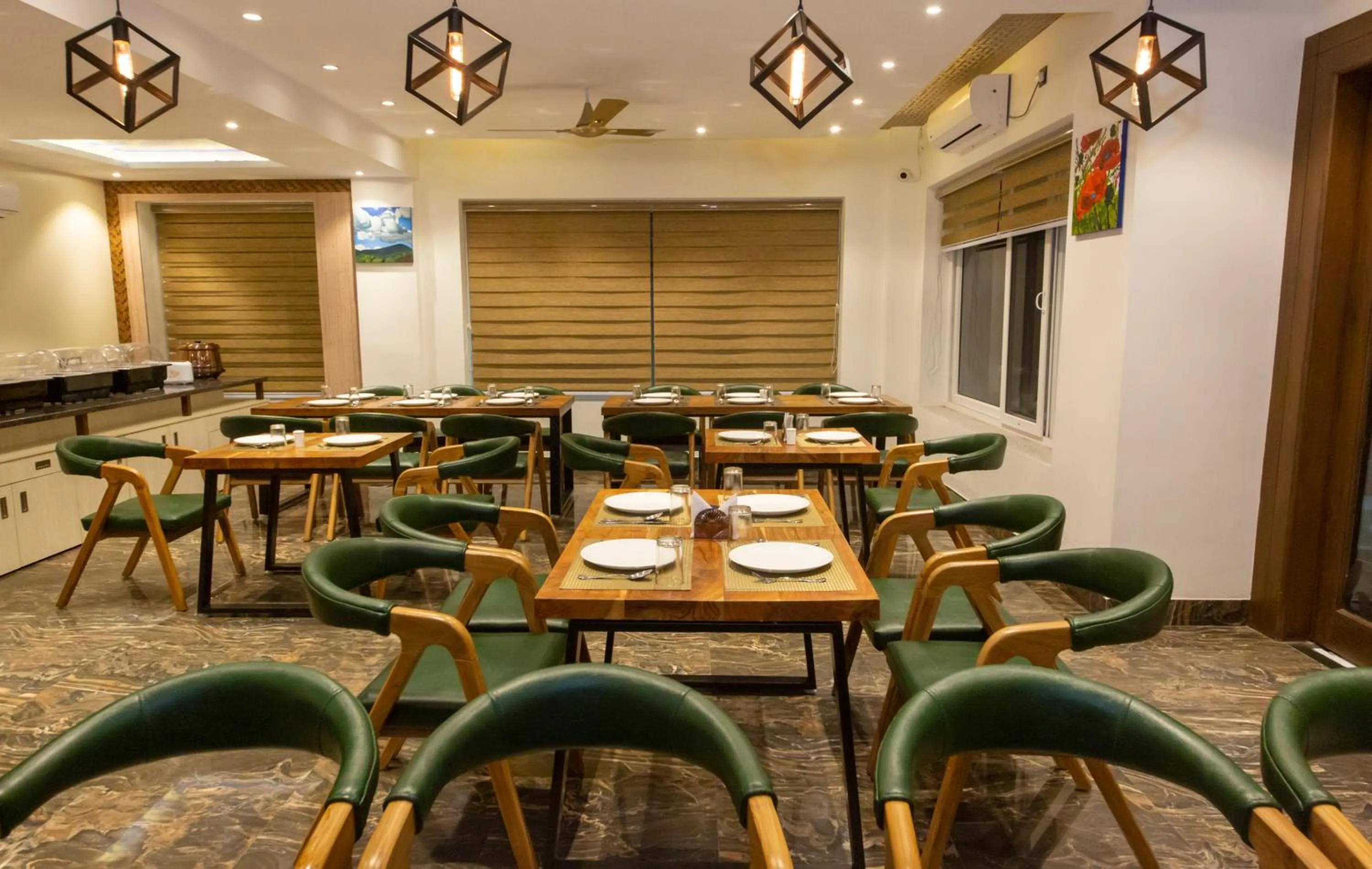 Restaurant/places to eat in Hotel Dream Inn