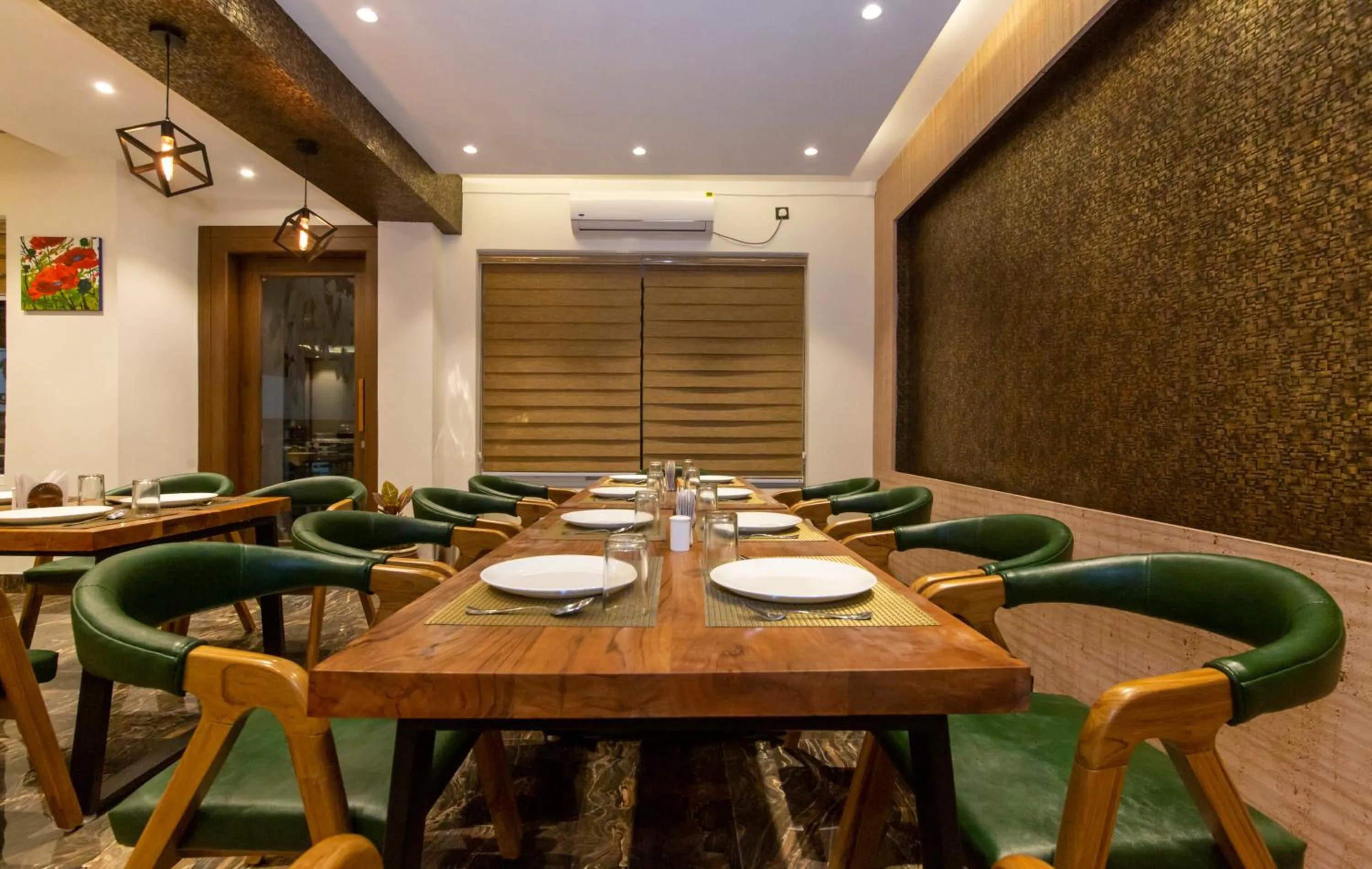 Restaurant/places to eat in Hotel Dream Inn