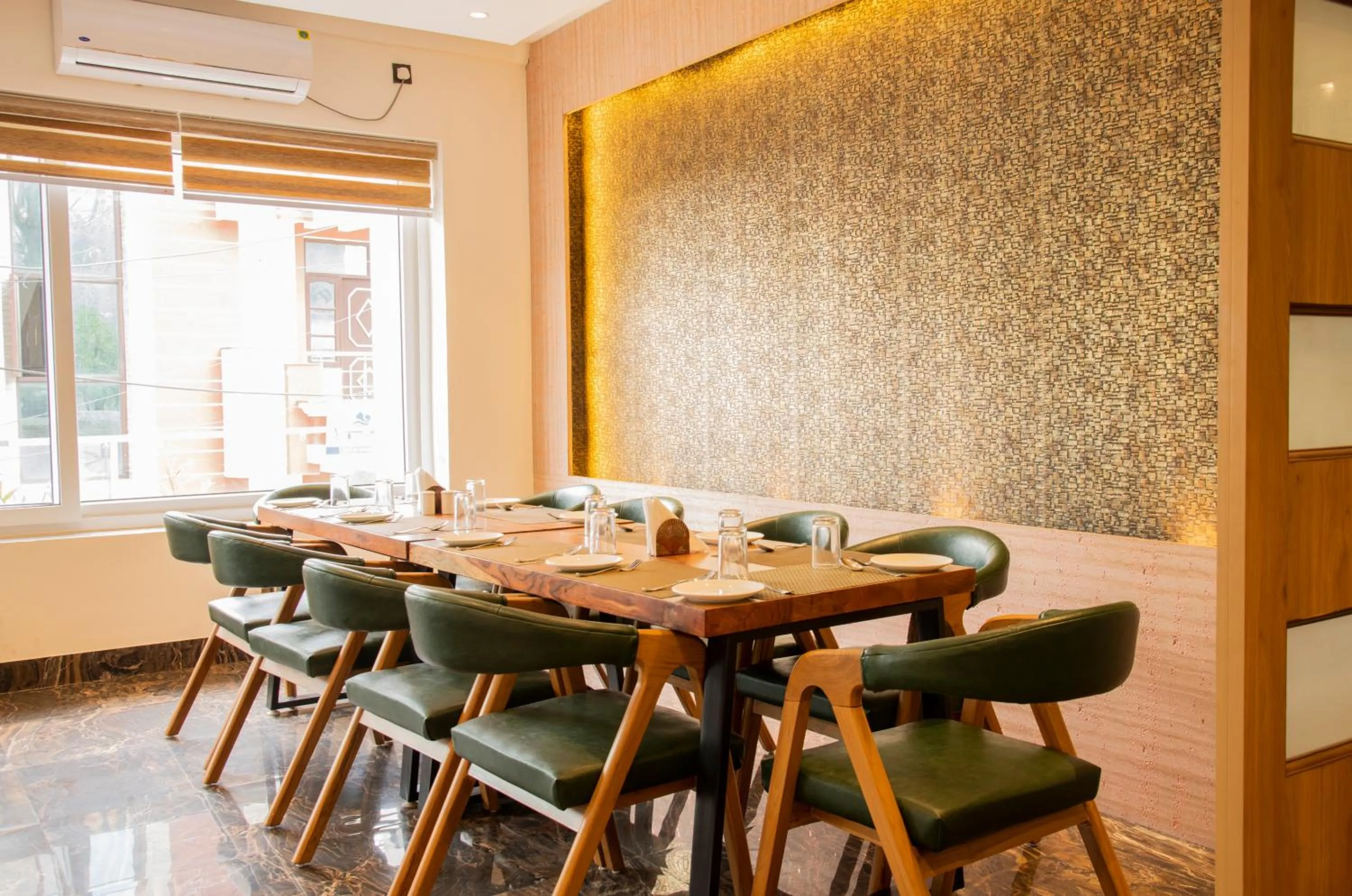 Restaurant/places to eat in Hotel Dream Inn