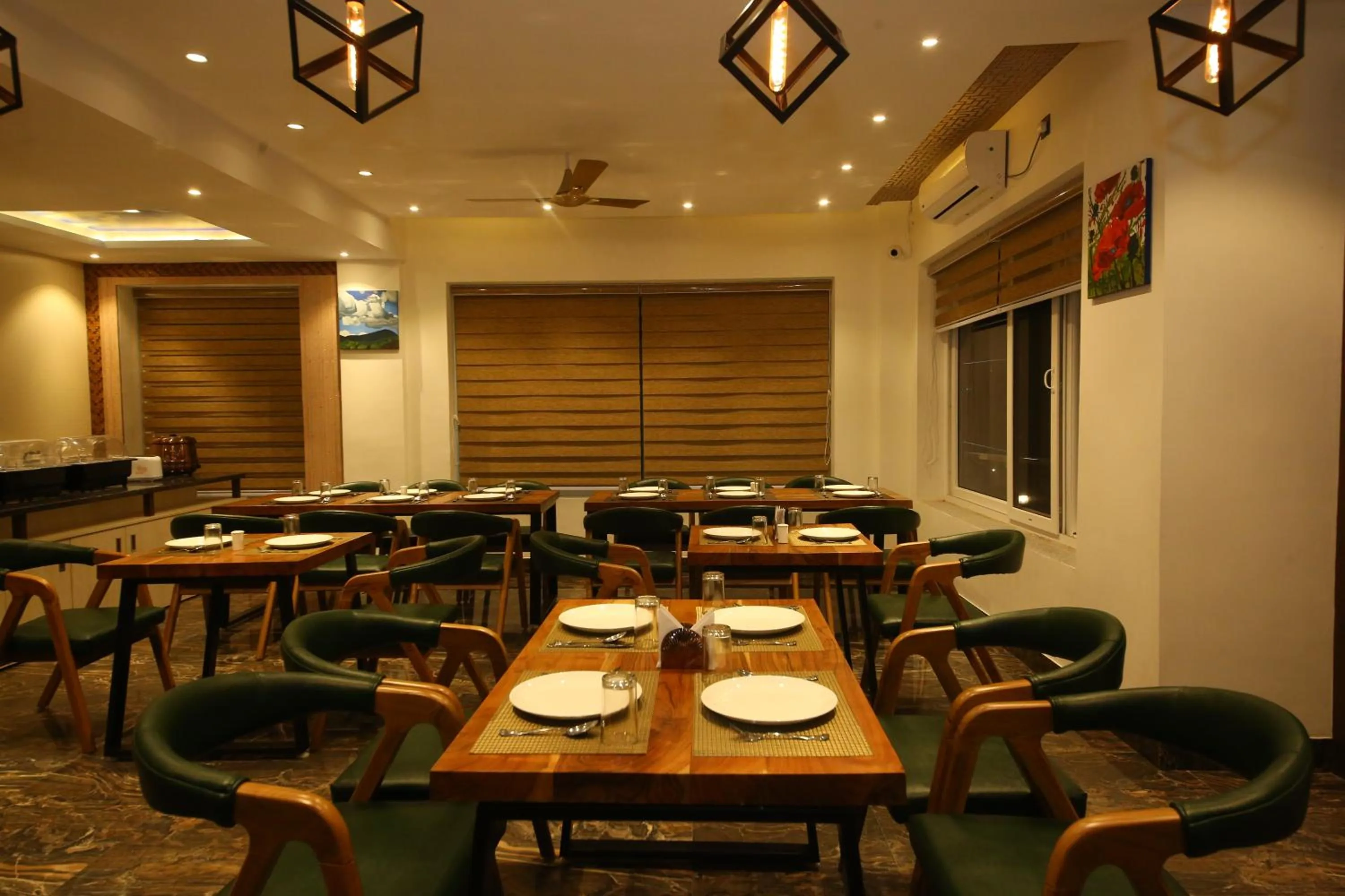 Restaurant/places to eat in Hotel Dream Inn