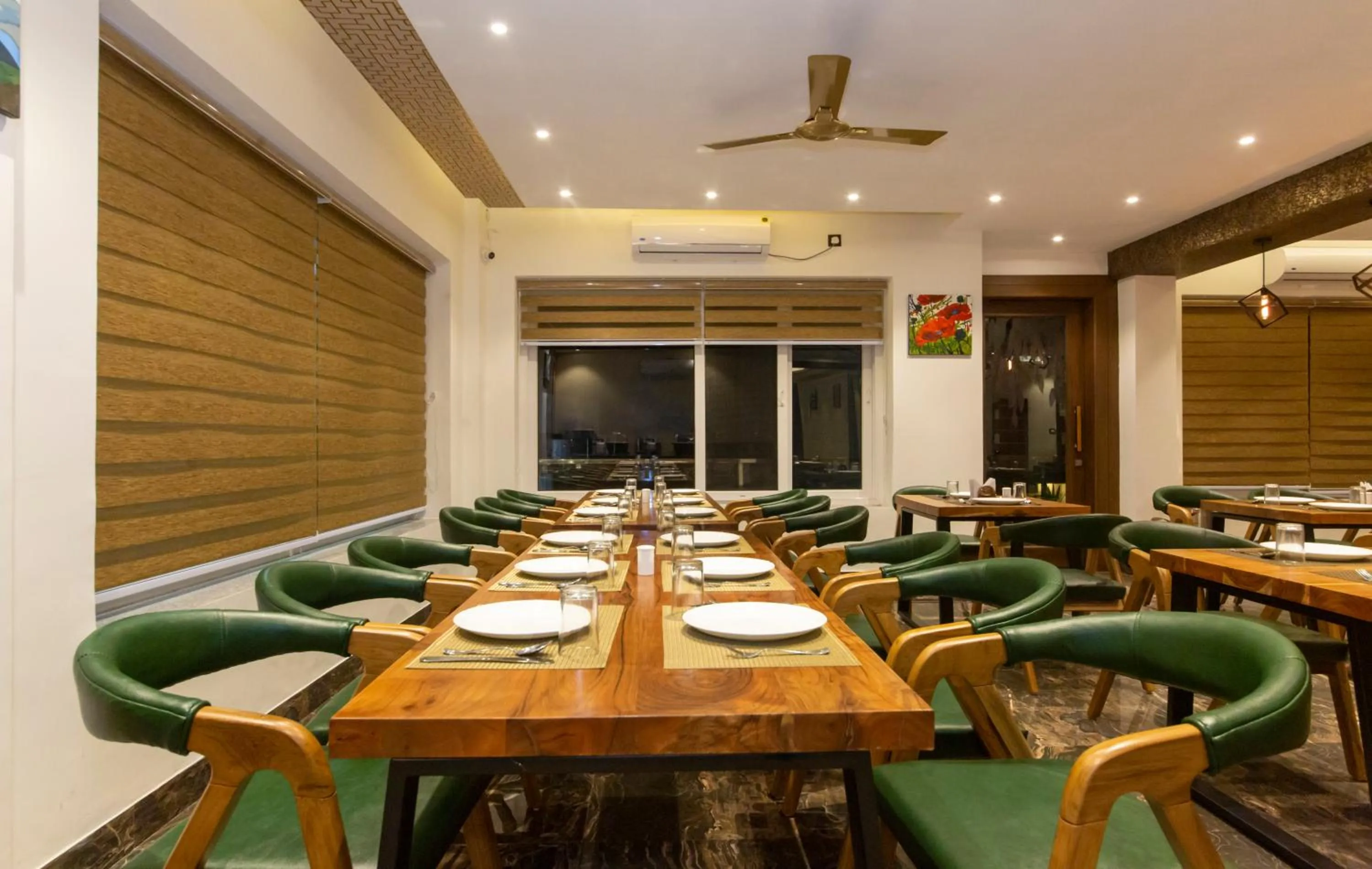 Restaurant/places to eat in Hotel Dream Inn