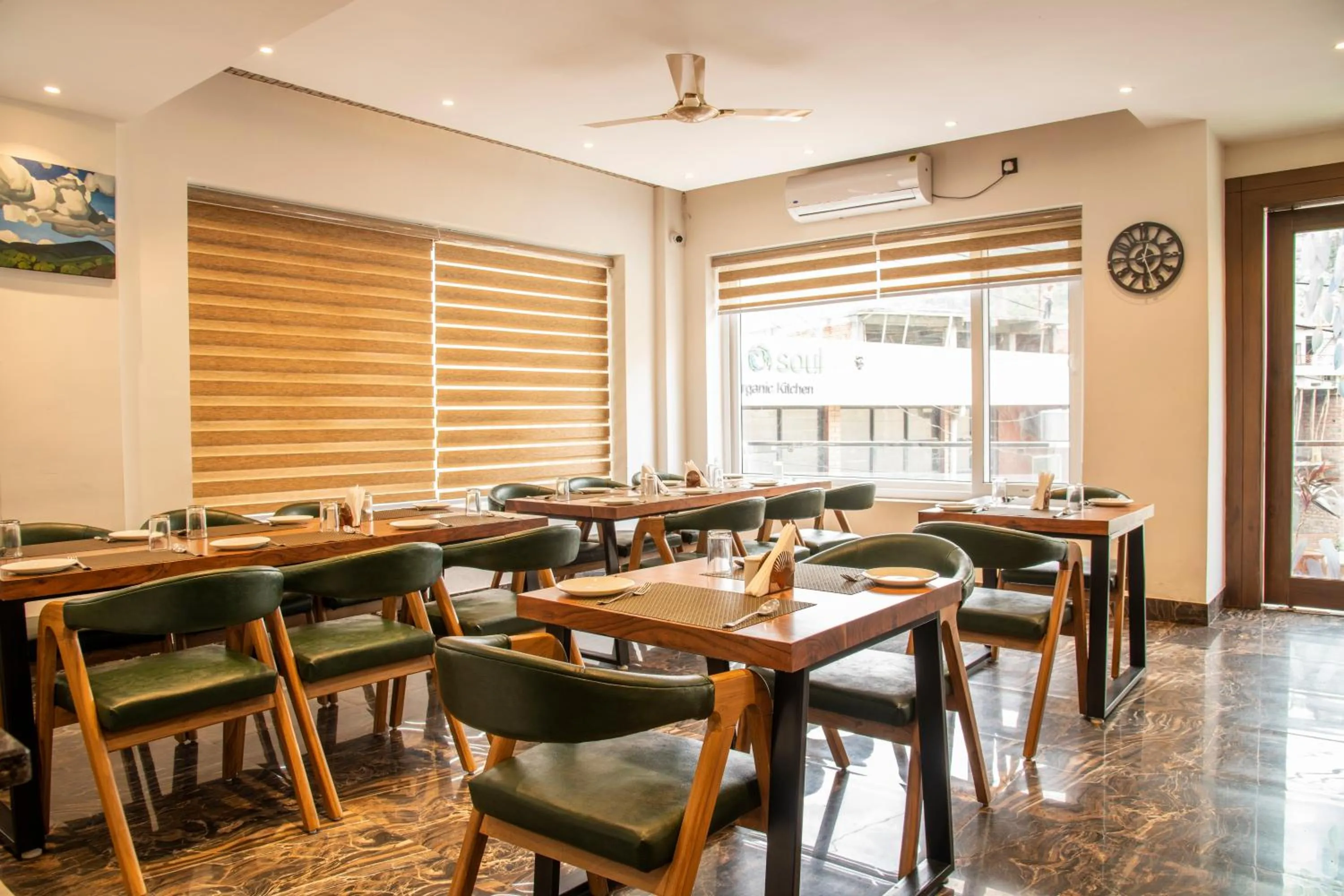 Restaurant/places to eat in Hotel Dream Inn