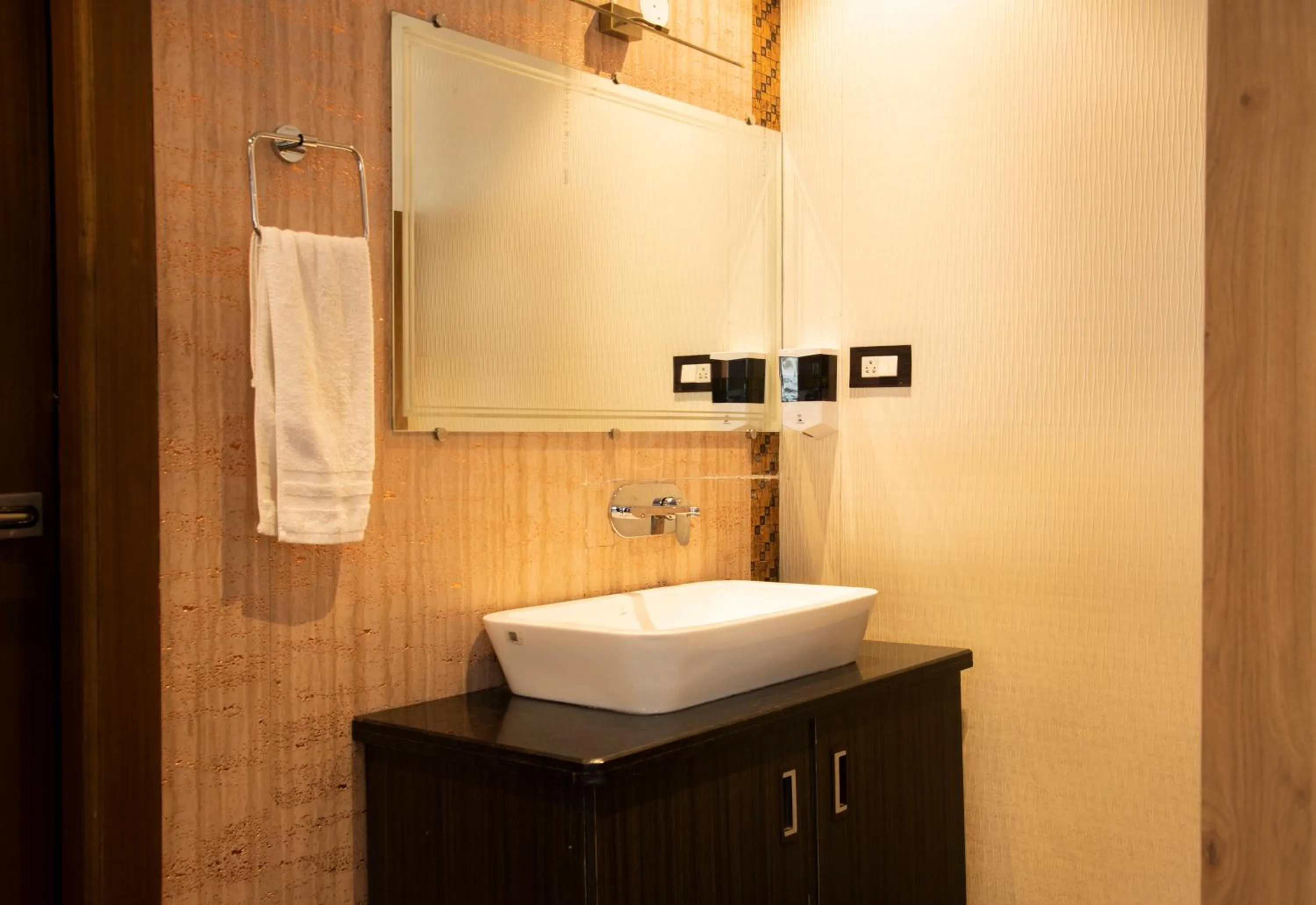 Restaurant/places to eat in Hotel Dream Inn