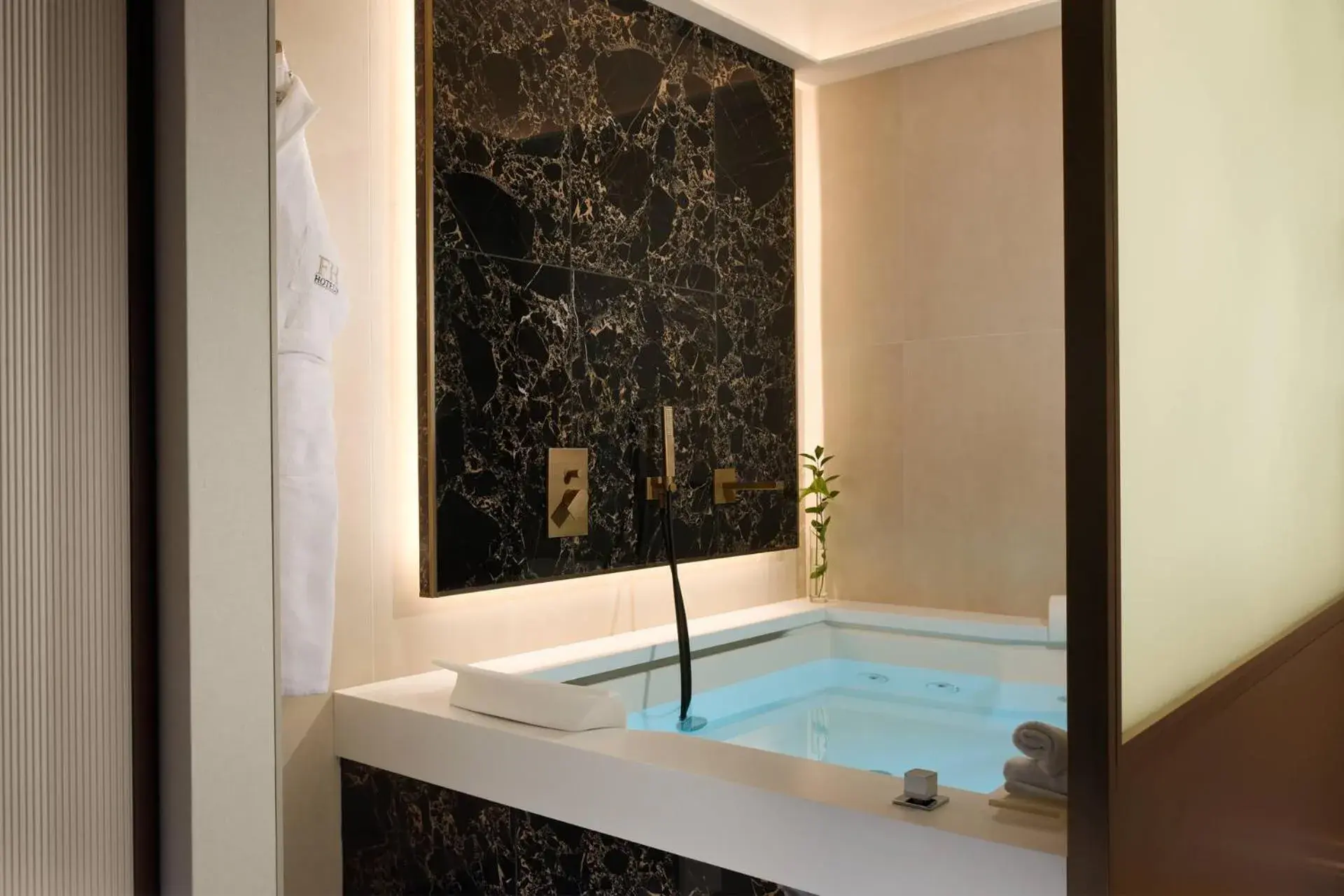 Suite with Spa Bath and City View - single occupancy in FH55 Grand Hotel Palatino Suite with Spa Bath and City View - single occupancy in FH55 Grand Hotel Palatino