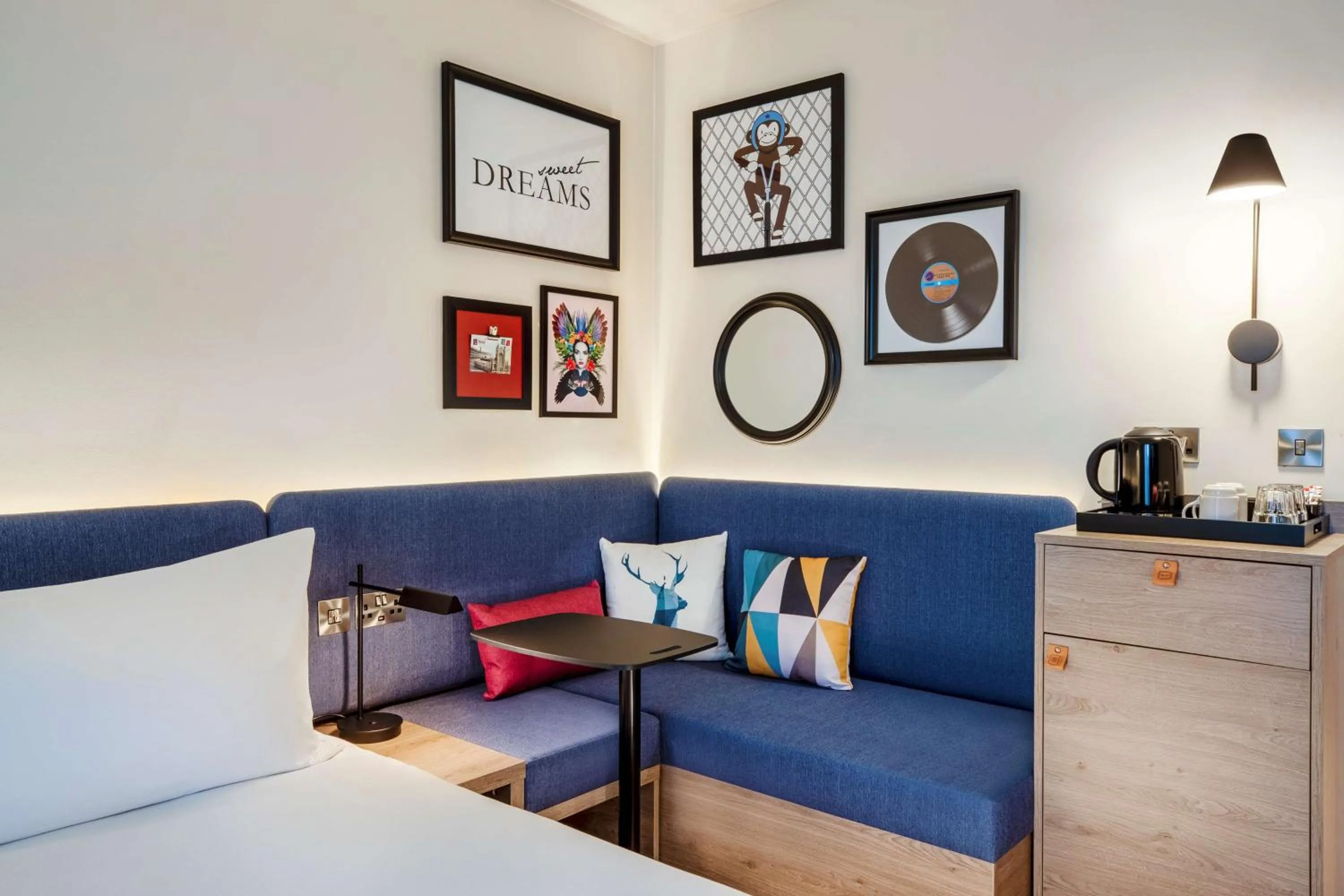 Living room, Bed in Hampton By Hilton Bath City