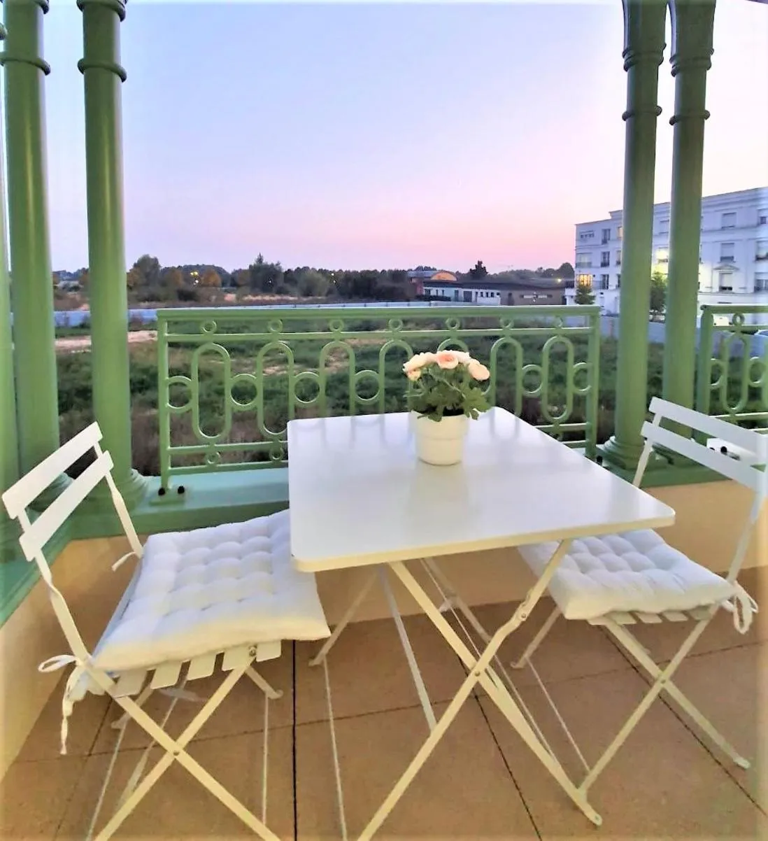 Balcony/Terrace in Sublime Appartemt 5 min Disneyland/Vallée Village/Val d'europe