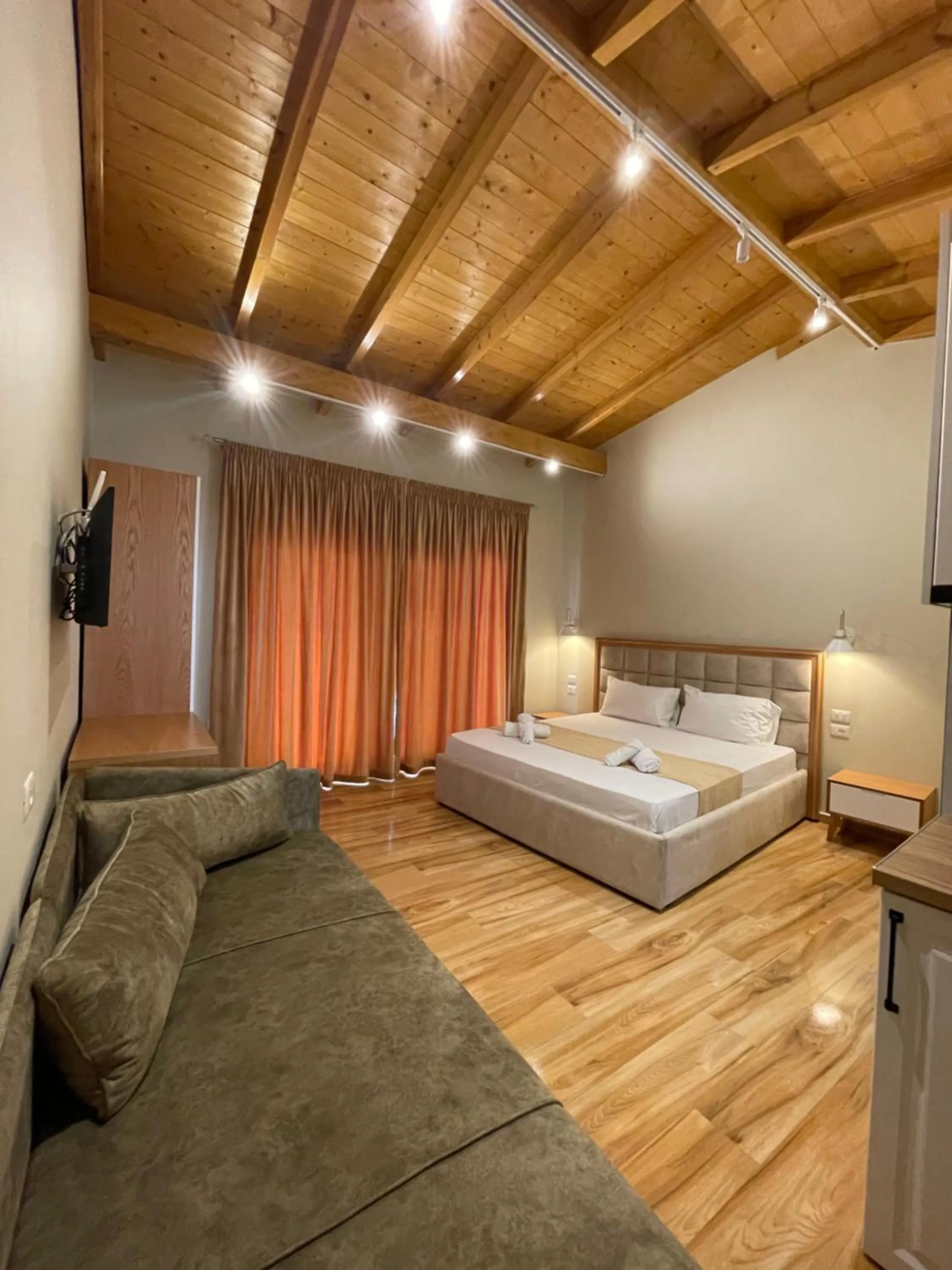 Photo of the whole room, Bed in Arial Penthouse Suites