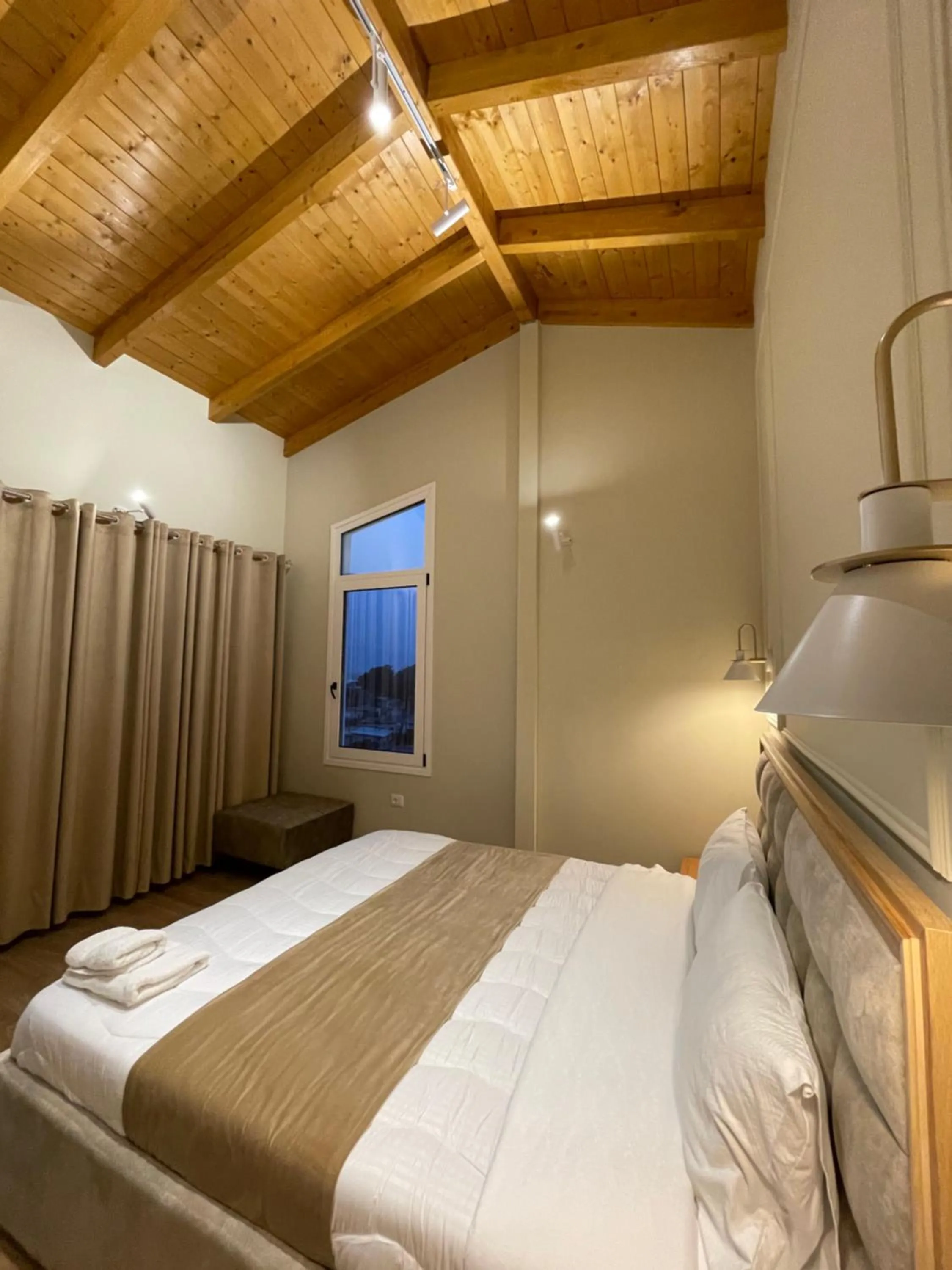 Communal lounge/ TV room, Bed in Arial Penthouse Suites