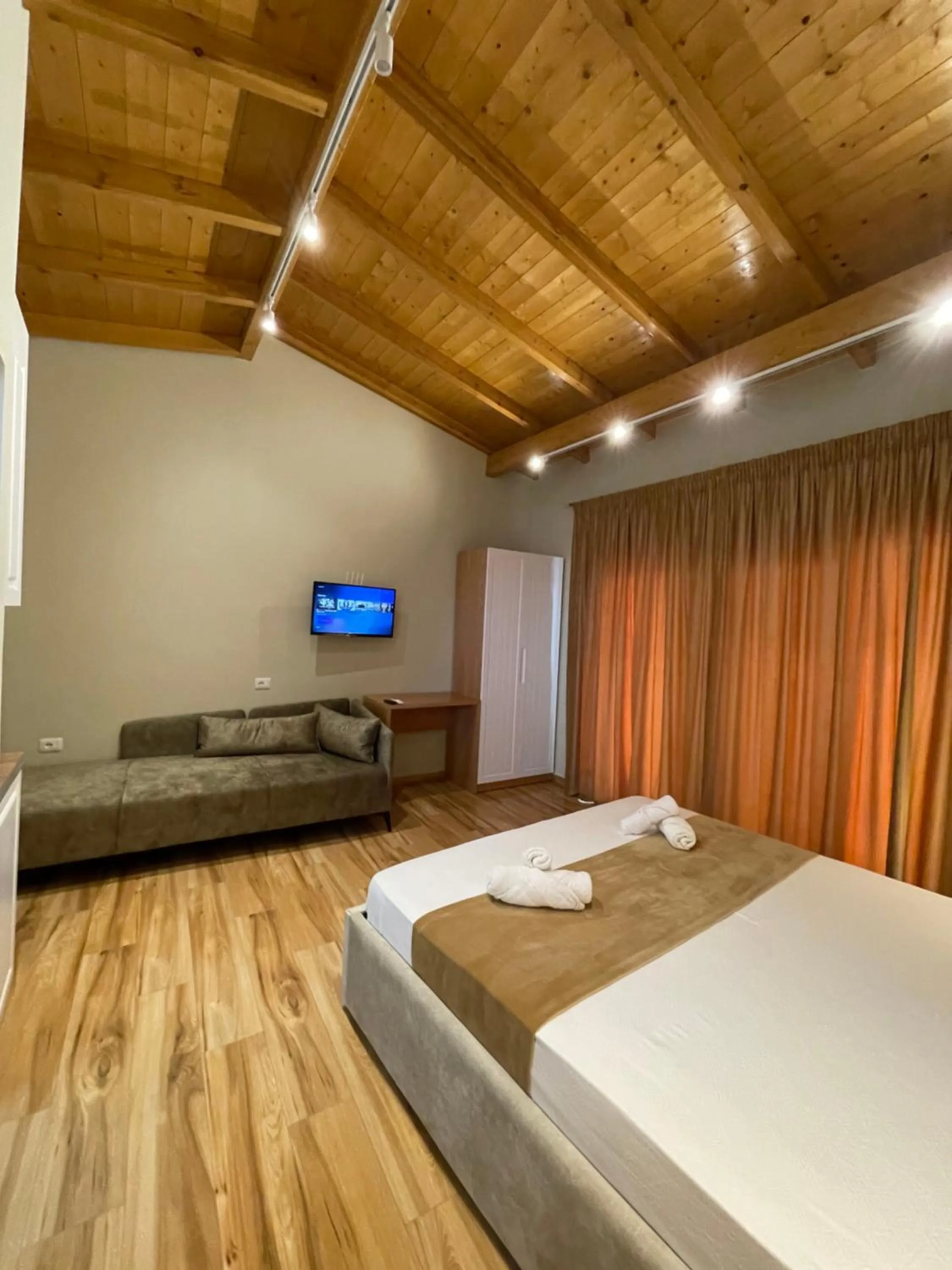 Communal lounge/ TV room, Bed in Arial Penthouse Suites