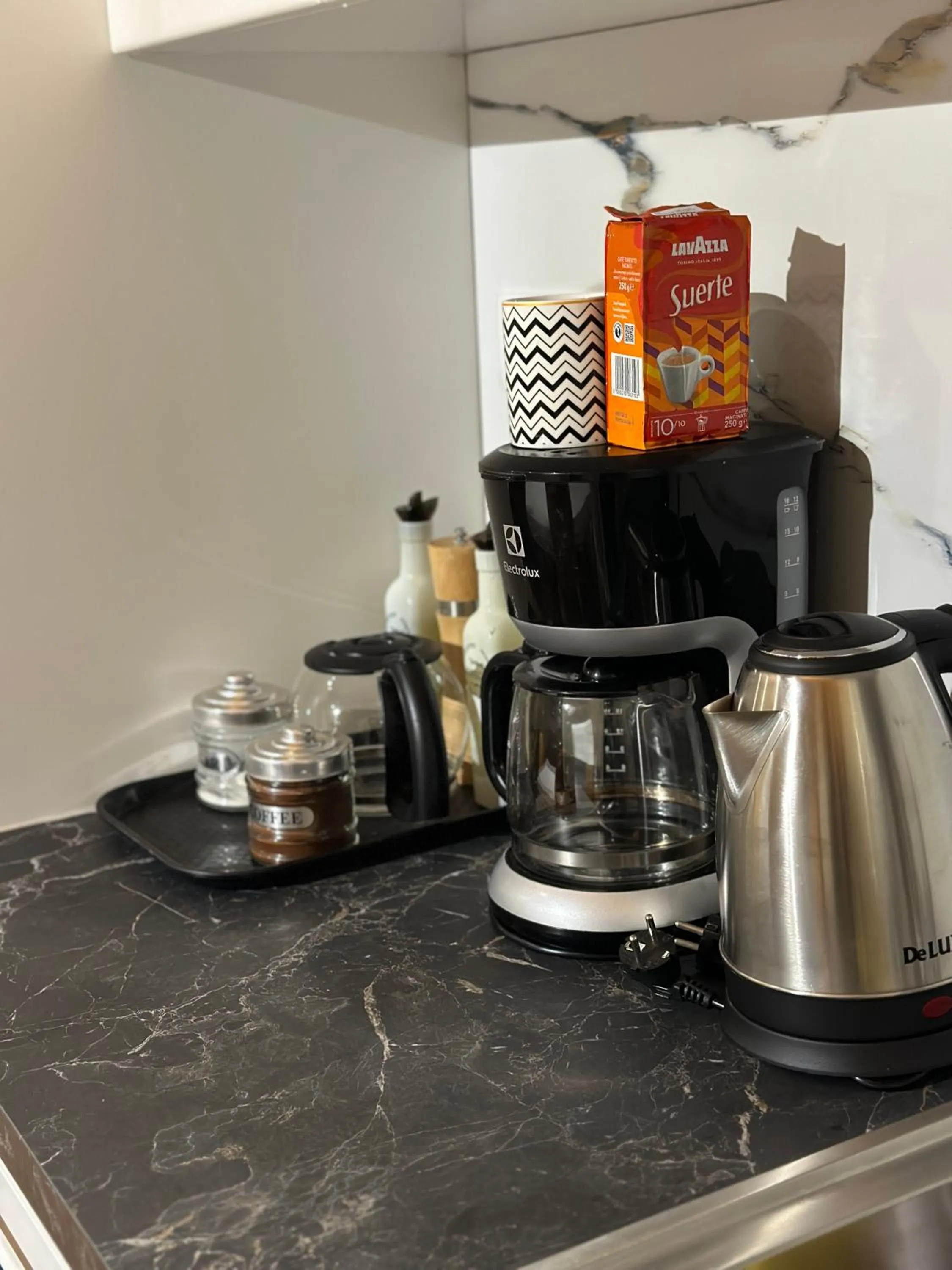 Coffee/tea facilities in Arial Penthouse Suites