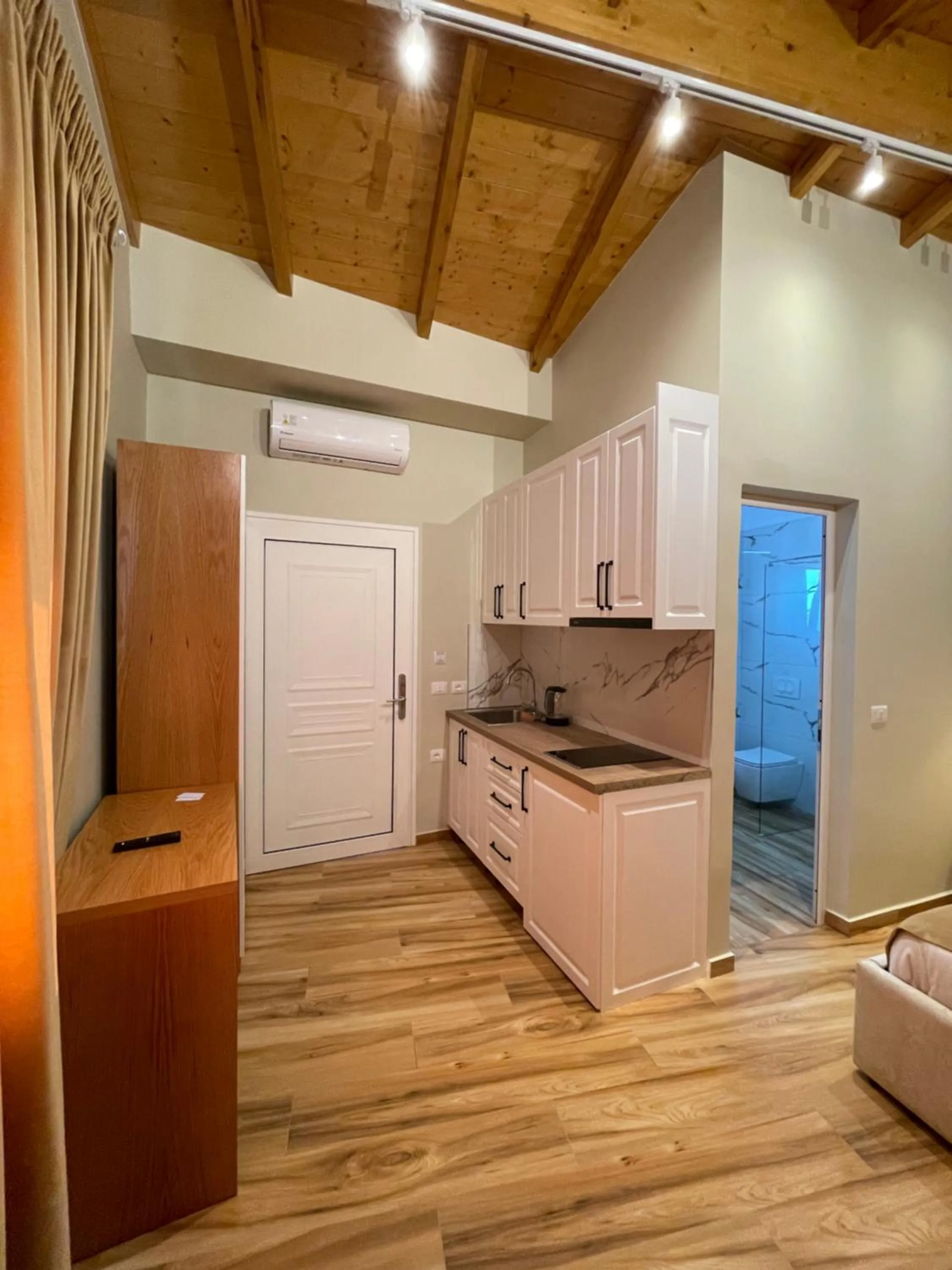 Kitchen or kitchenette in Arial Penthouse Suites