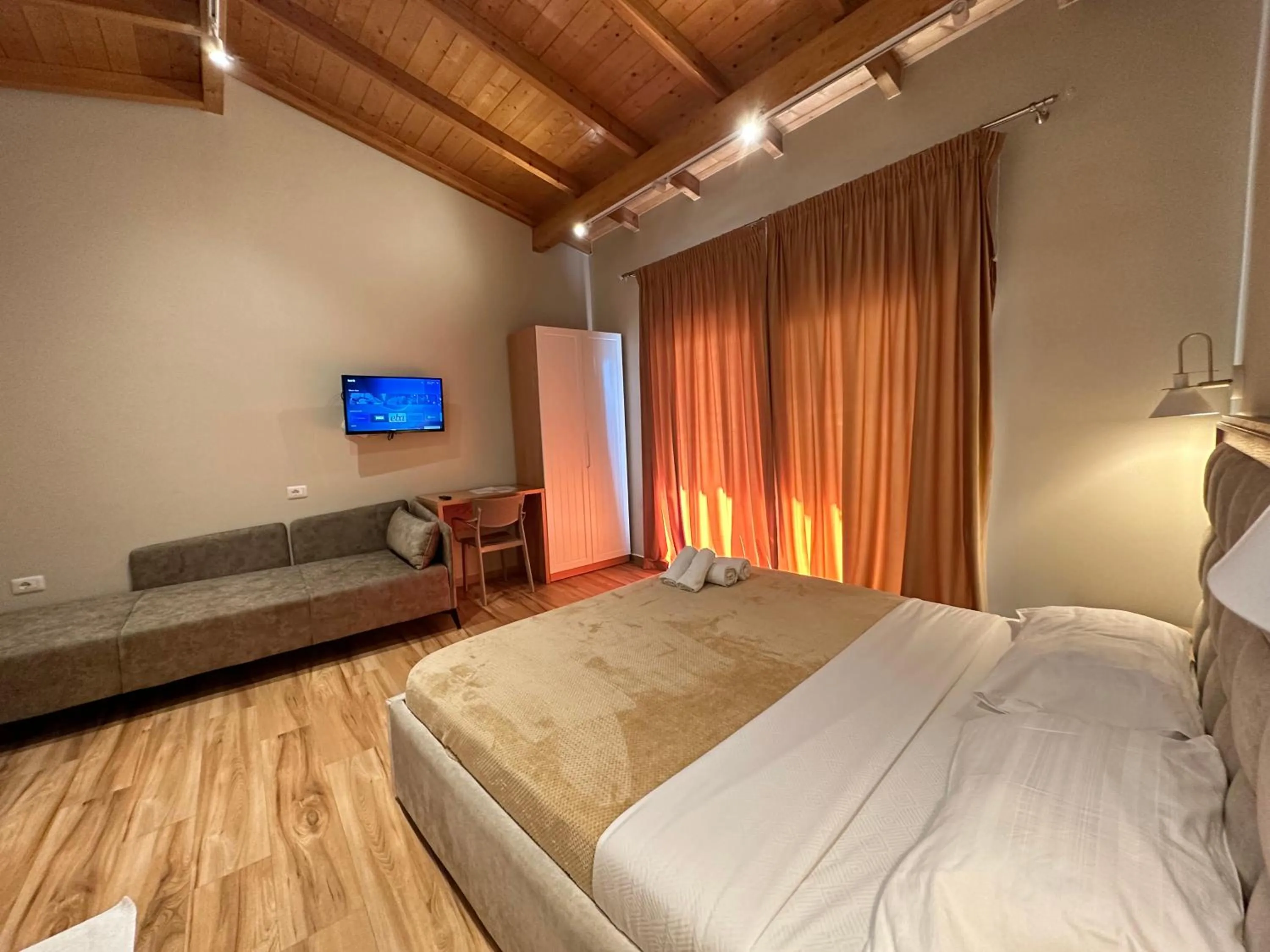 Communal lounge/ TV room, Bed in Arial Penthouse Suites