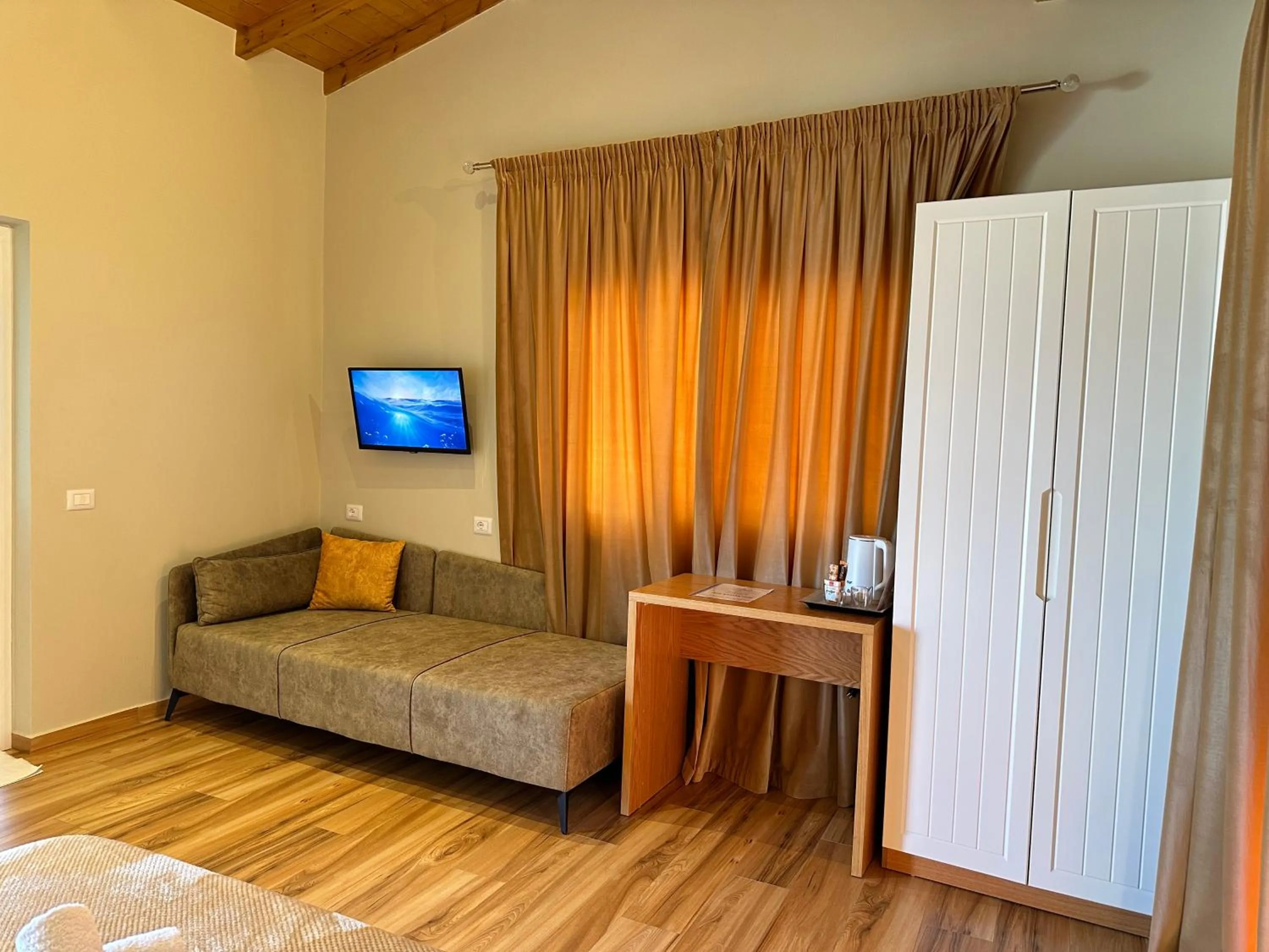 Communal lounge/ TV room in Arial Penthouse Suites